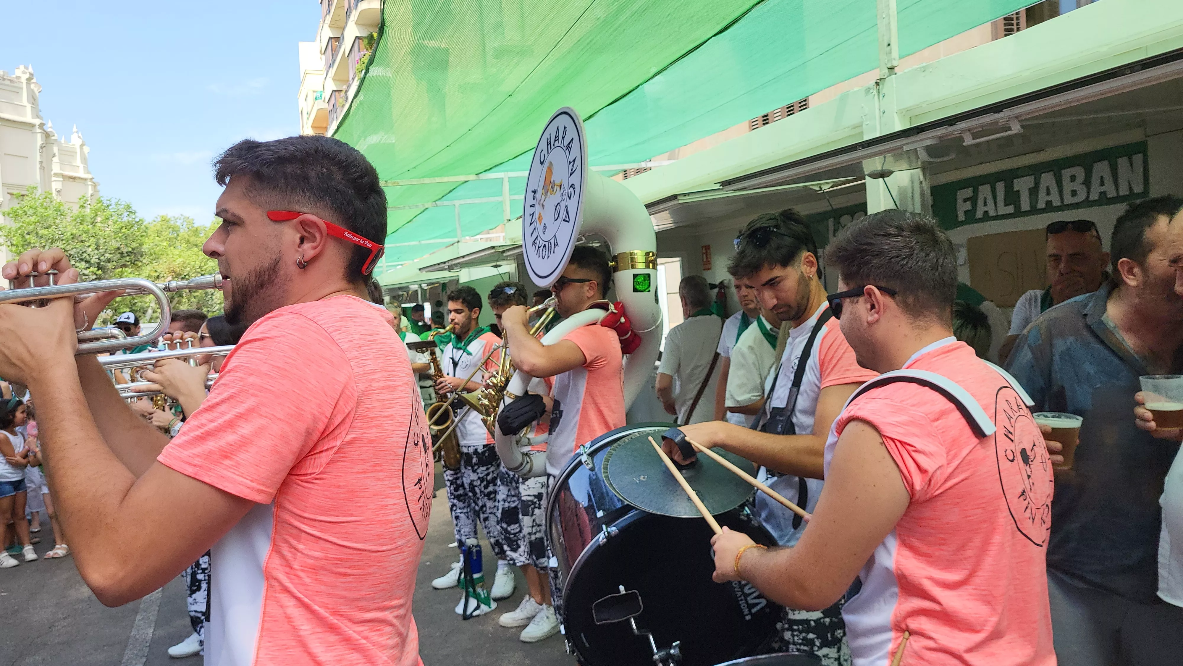 Encuentro de charangas de las peñas en la plaza de Navarra de Huesca. Foto Mercedes Manterola