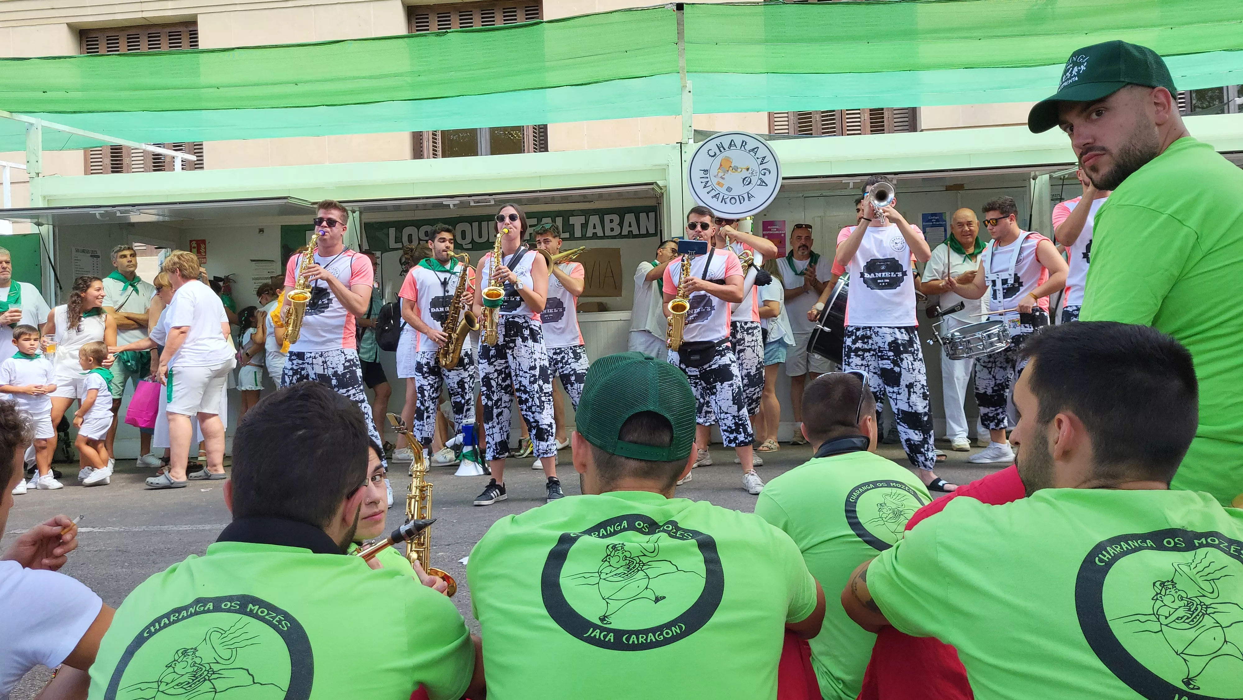 Encuentro de charangas de las peñas en la plaza de Navarra de Huesca. Foto Mercedes Manterola