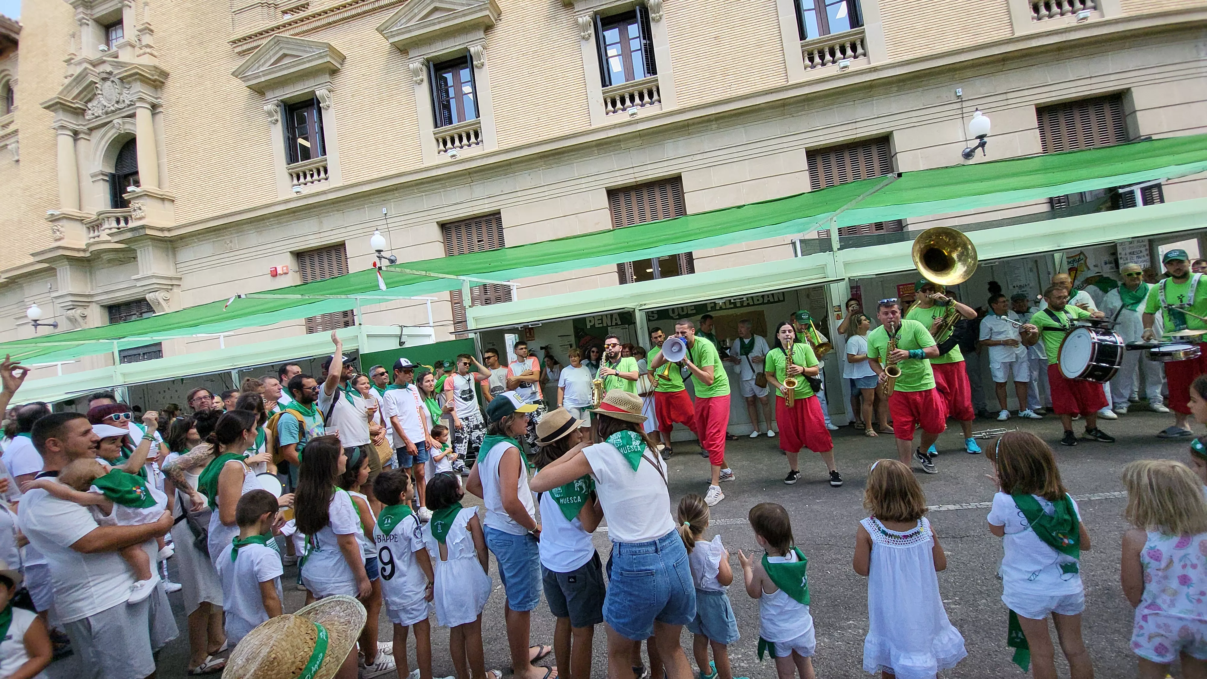 Encuentro de charangas de las peñas en la plaza de Navarra de Huesca. Foto Mercedes Manterola