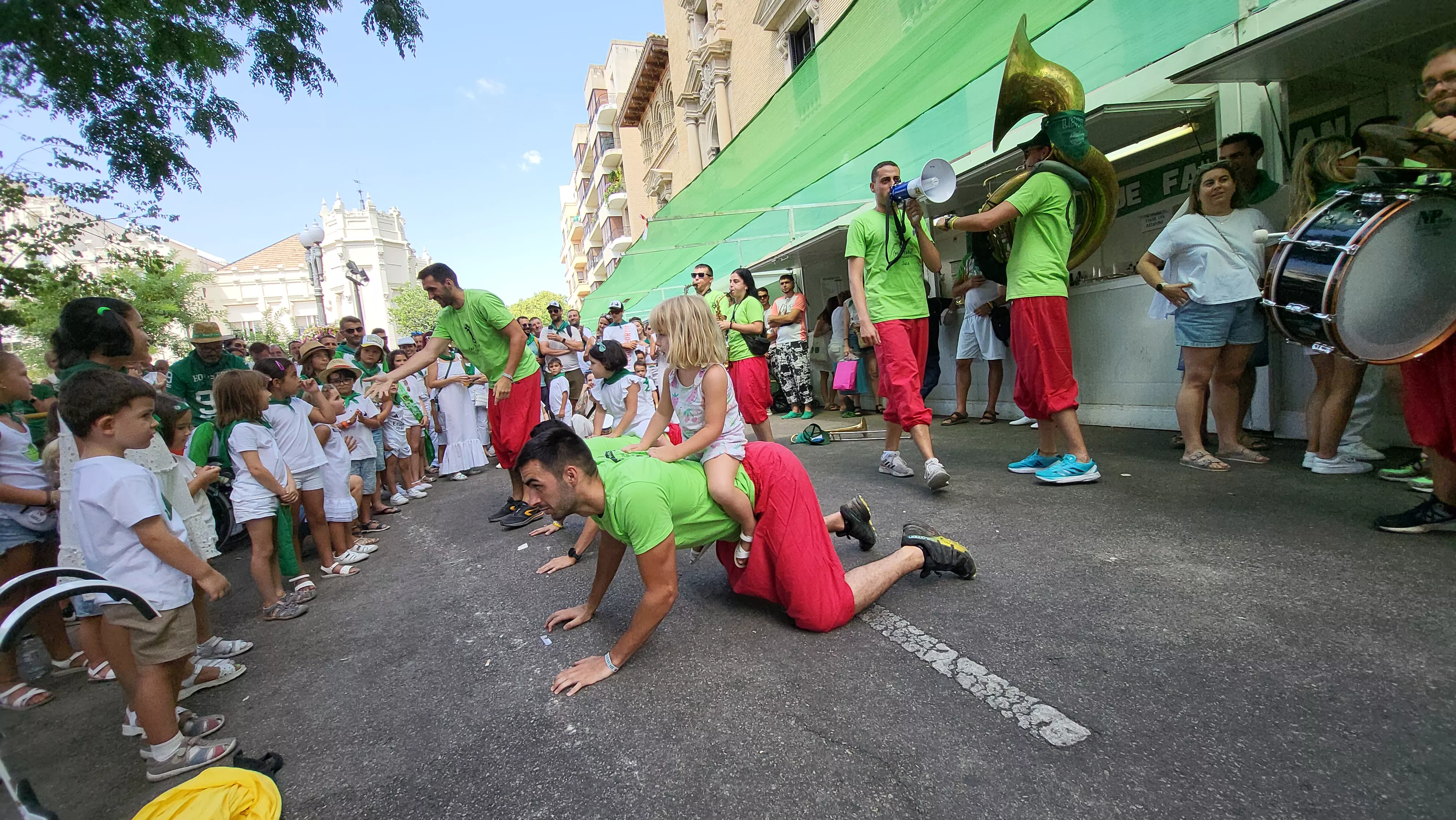 Encuentro de charangas de las peñas en la plaza de Navarra de Huesca. Foto Mercedes Manterola