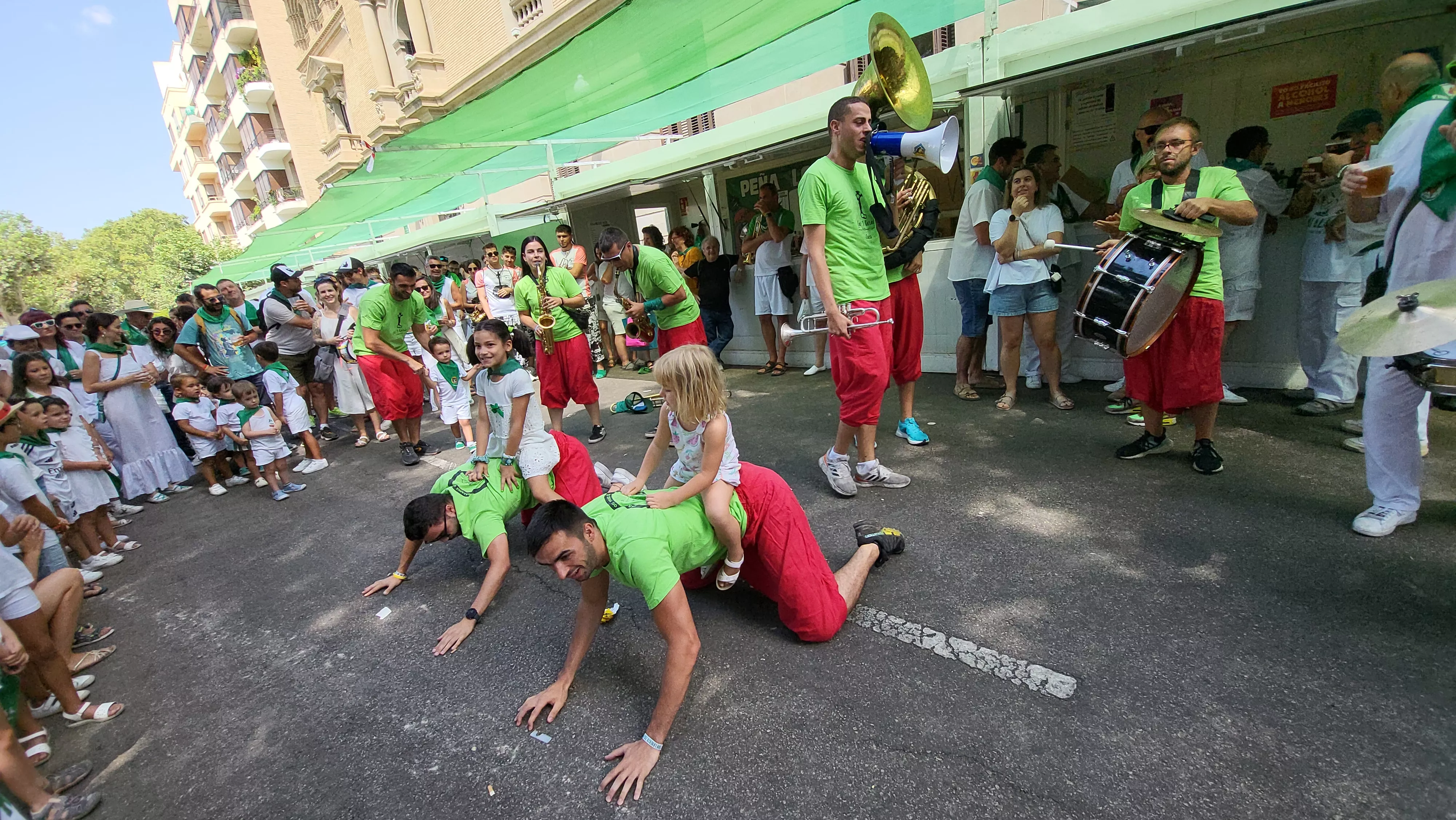 Encuentro de charangas de las peñas en la plaza de Navarra de Huesca. Foto Mercedes Manterola