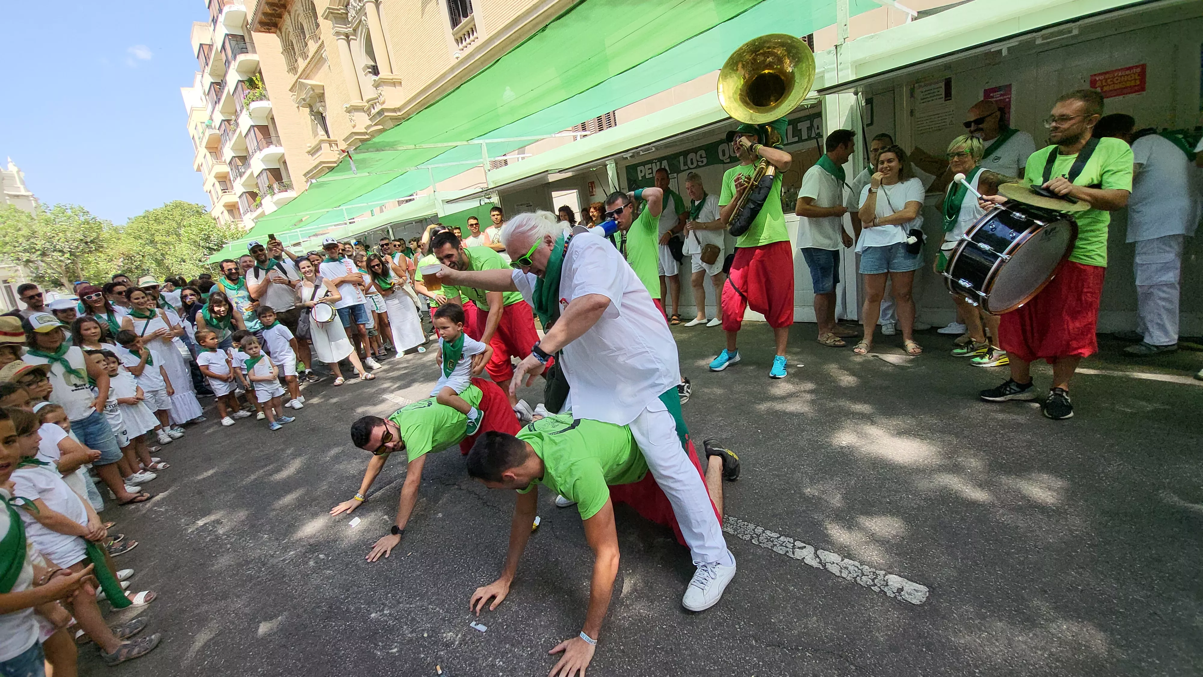 Encuentro de charangas de las peñas en la plaza de Navarra de Huesca. Foto Mercedes Manterola