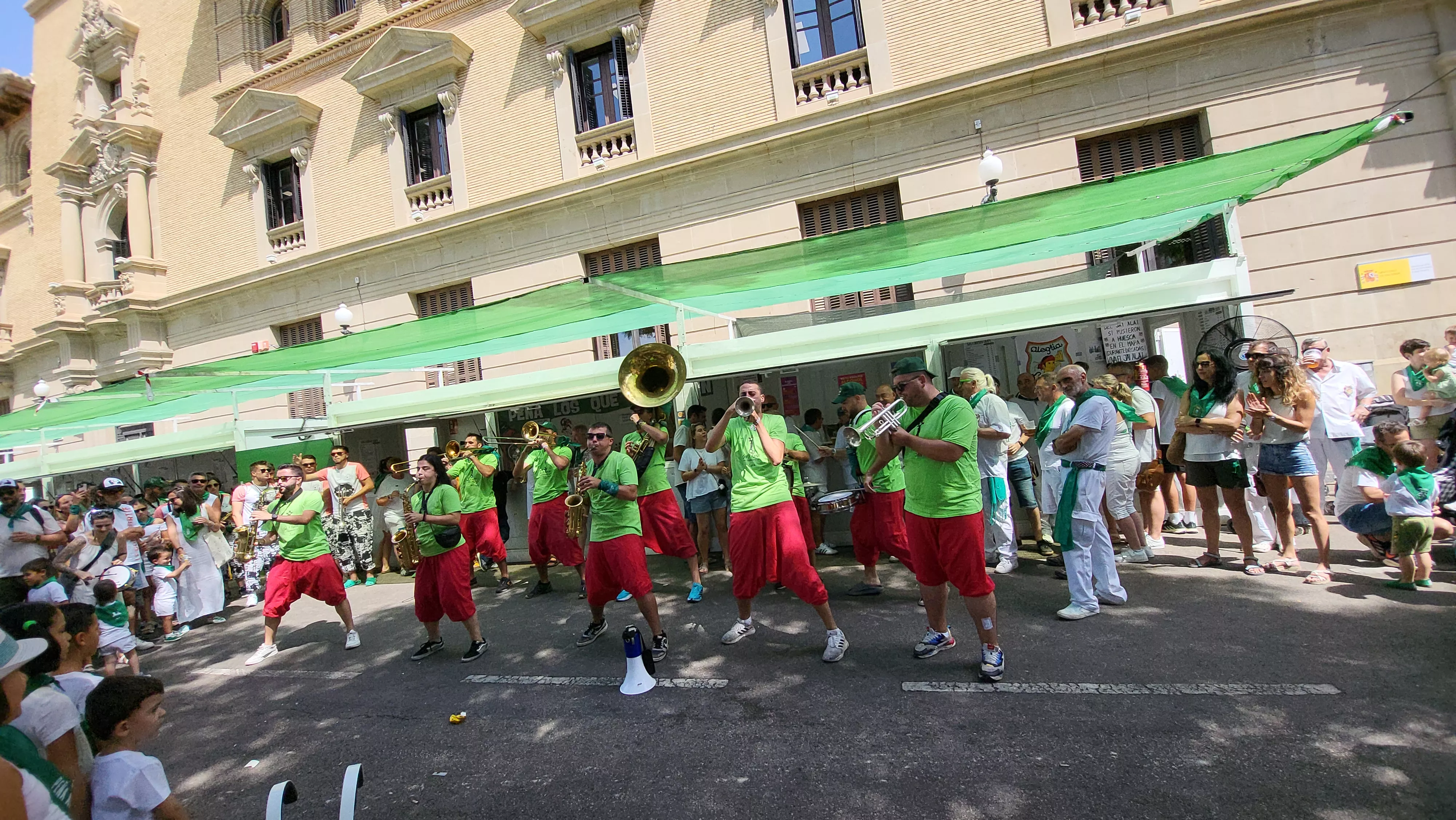 Encuentro de charangas de las peñas en la plaza de Navarra de Huesca. Foto Mercedes Manterola