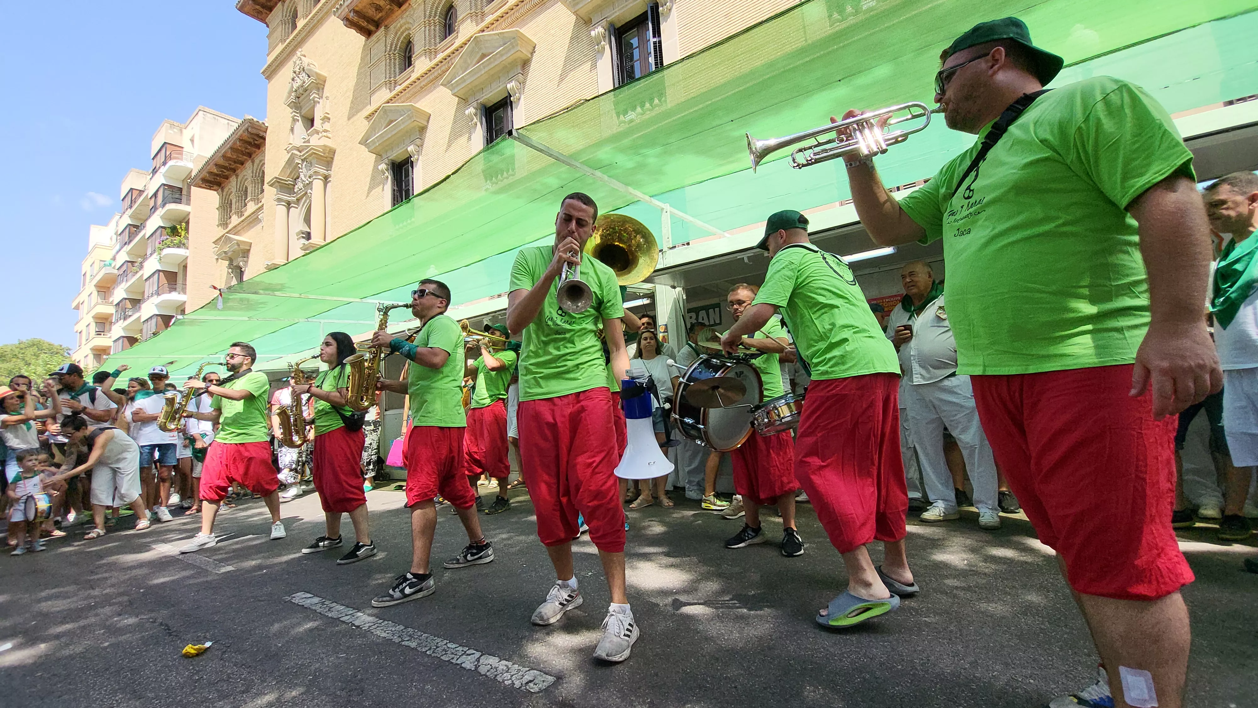 Encuentro de charangas de las peñas en la plaza de Navarra de Huesca. Foto Mercedes Manterola