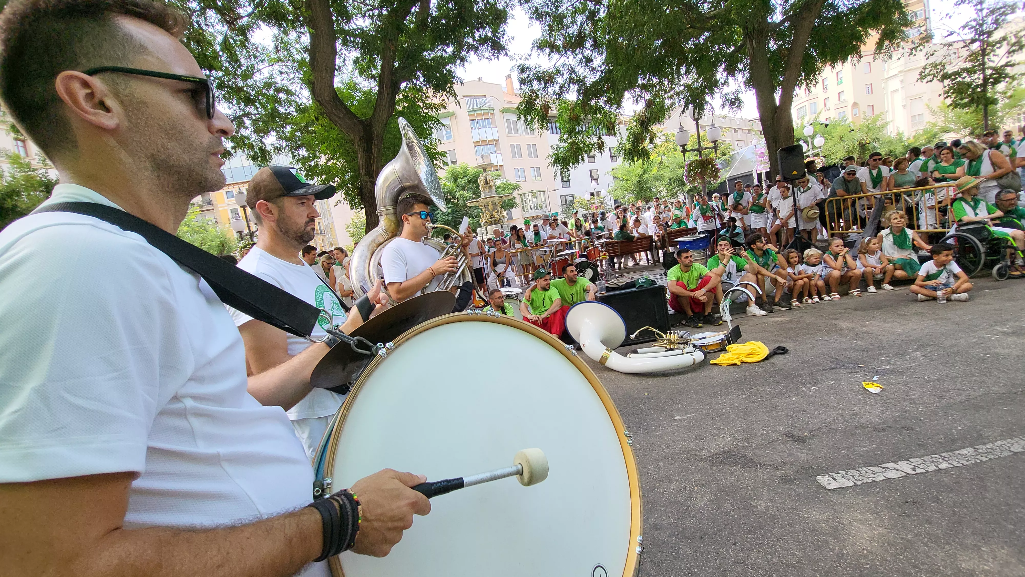 Encuentro de charangas de las peñas en la plaza de Navarra de Huesca. Foto Mercedes Manterola