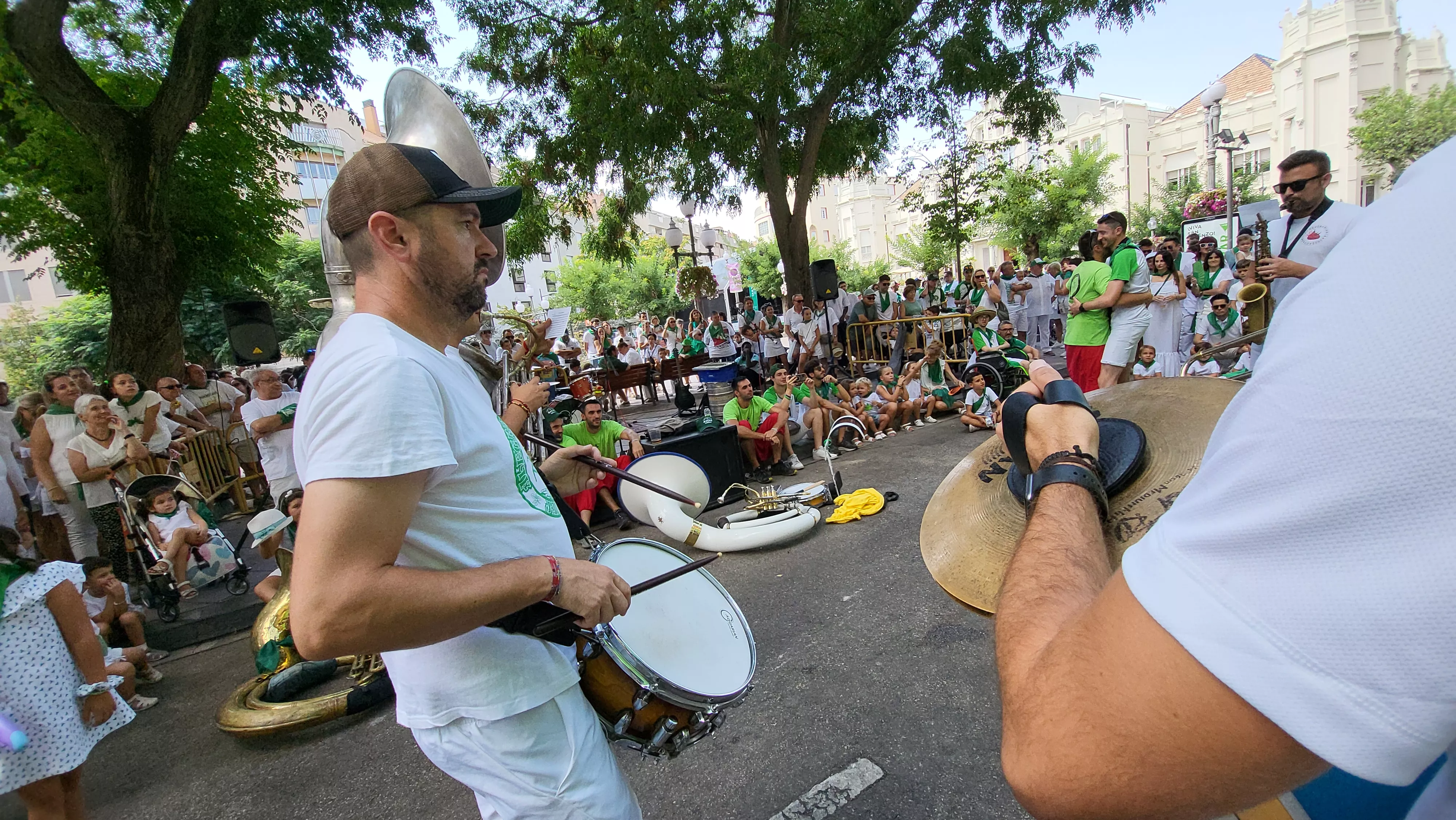 Encuentro de charangas de las peñas en la plaza de Navarra de Huesca. Foto Mercedes Manterola