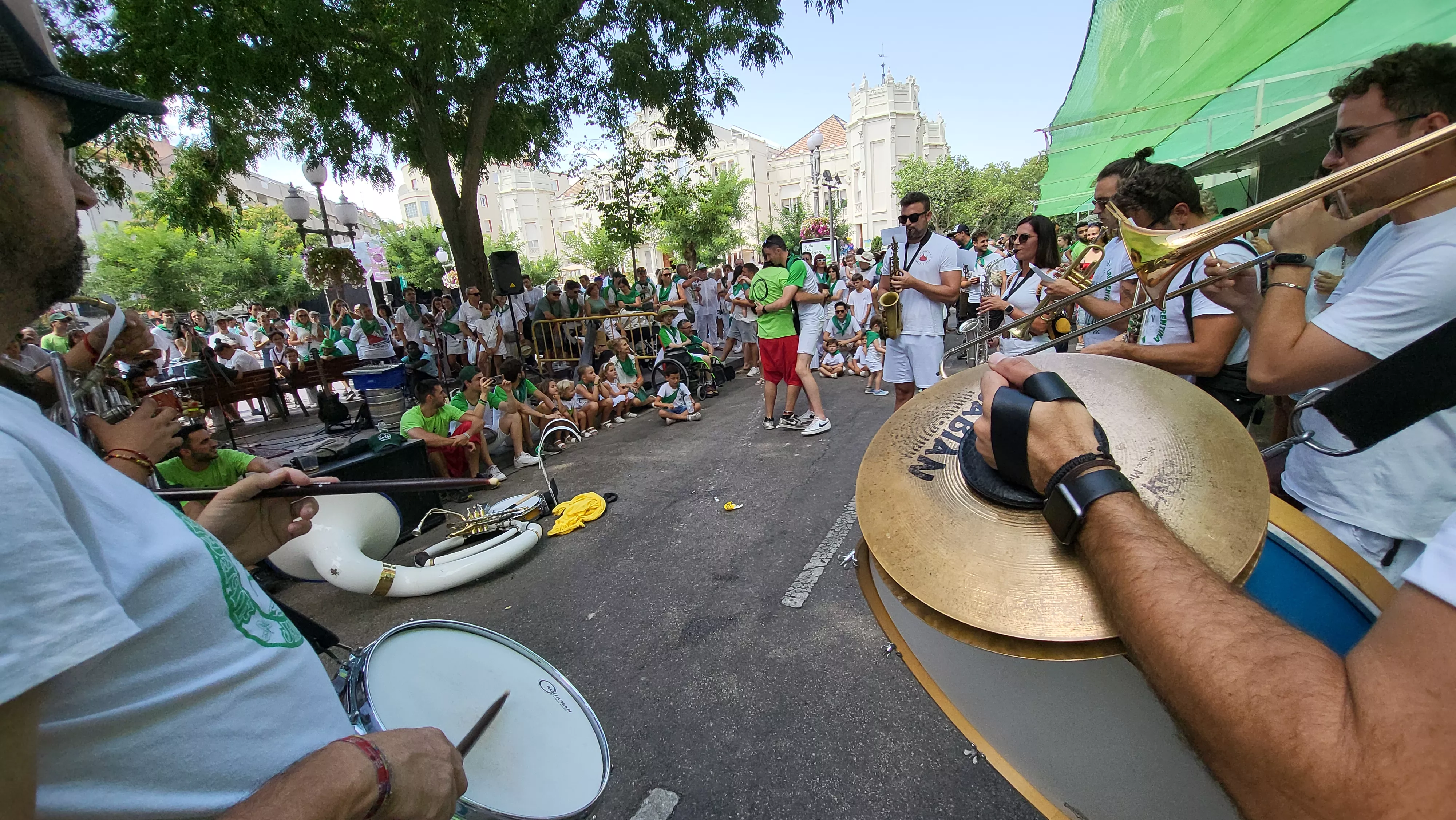Encuentro de charangas de las peñas en la plaza de Navarra de Huesca. Foto Mercedes Manterola