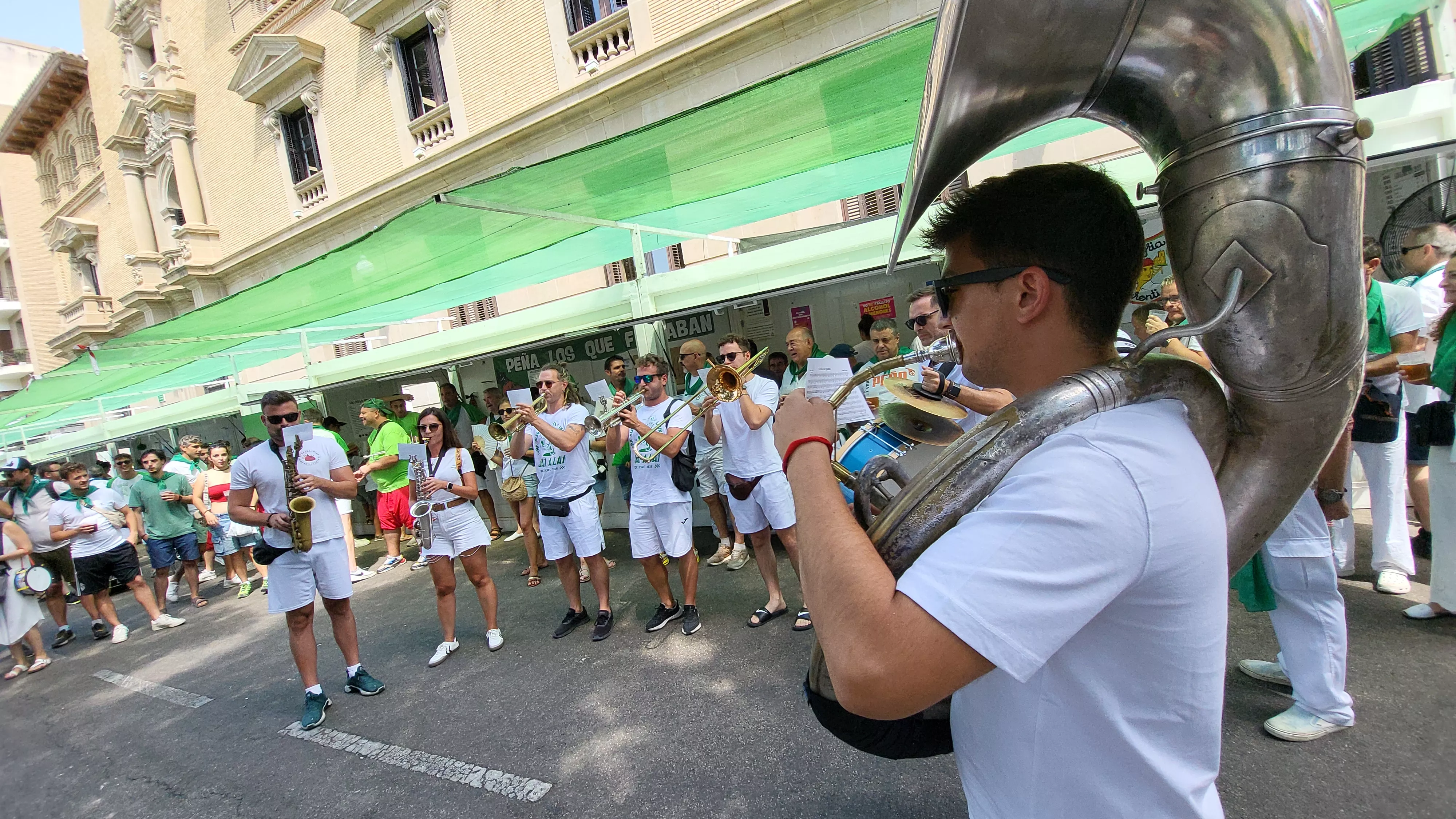 Encuentro de charangas de las peñas en la plaza de Navarra de Huesca. Foto Mercedes Manterola
