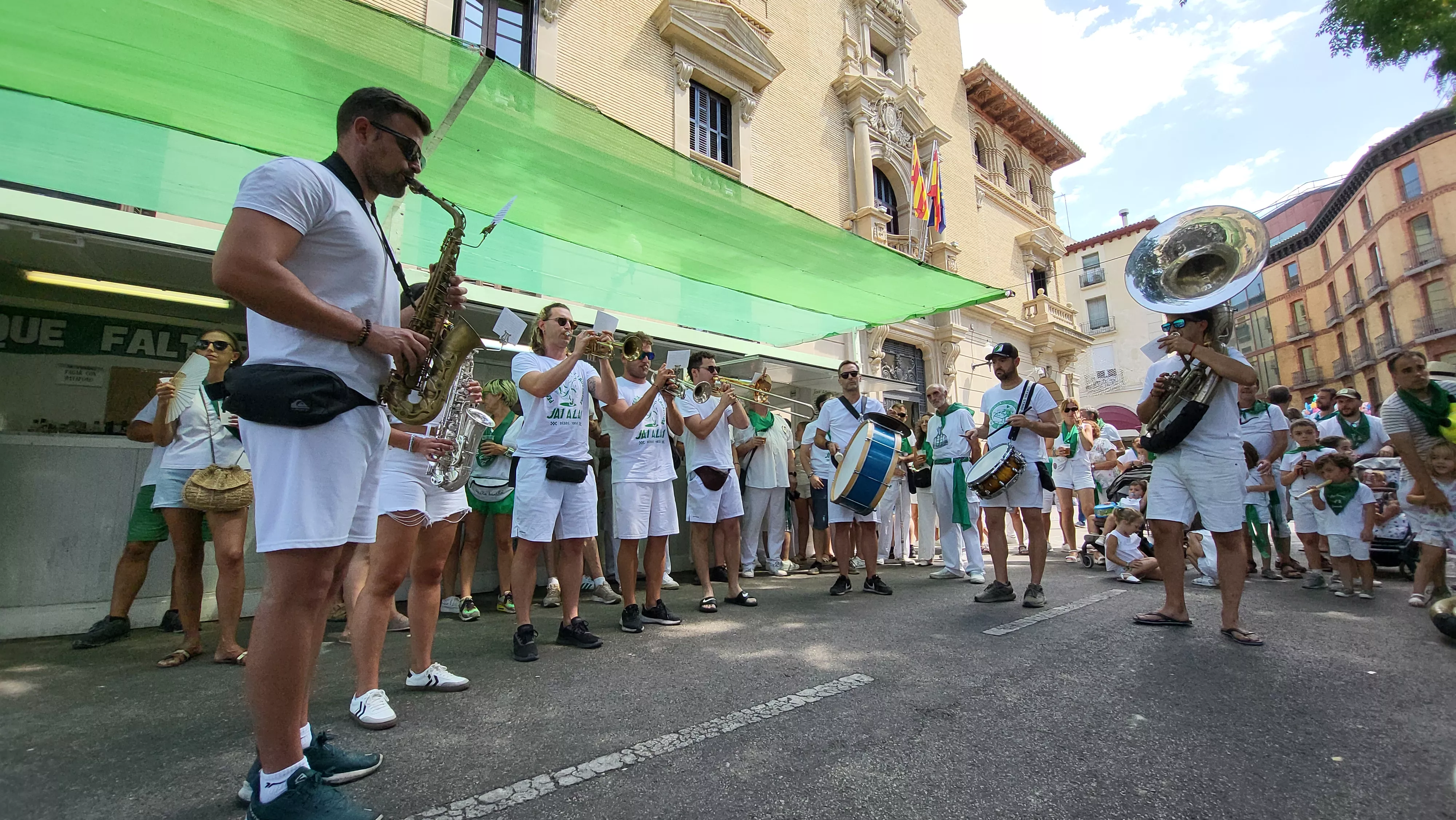 Encuentro de charangas de las peñas en la plaza de Navarra de Huesca. Foto Mercedes Manterola