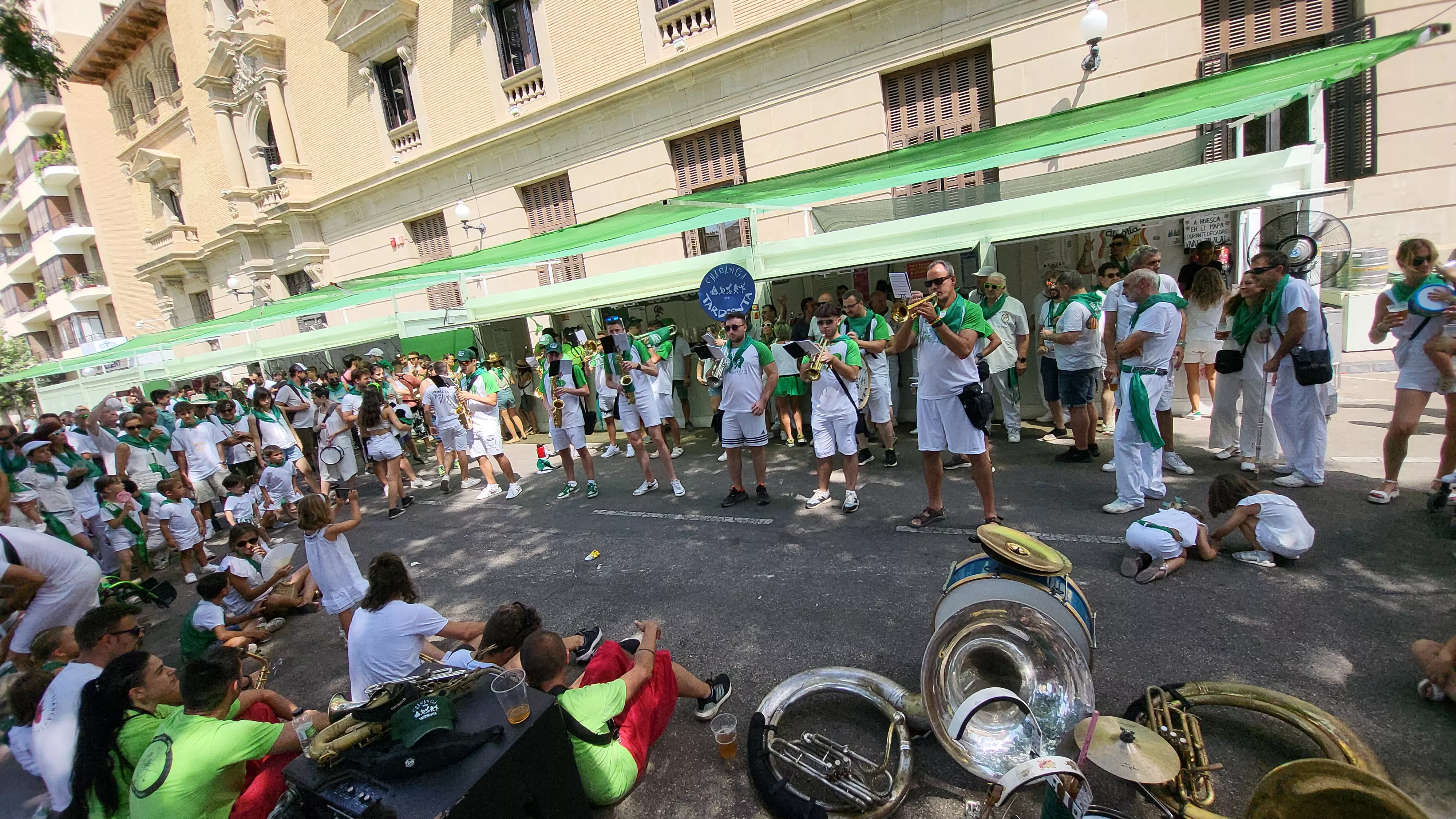 Encuentro de charangas de las peñas en la plaza de Navarra de Huesca. Foto Mercedes Manterola