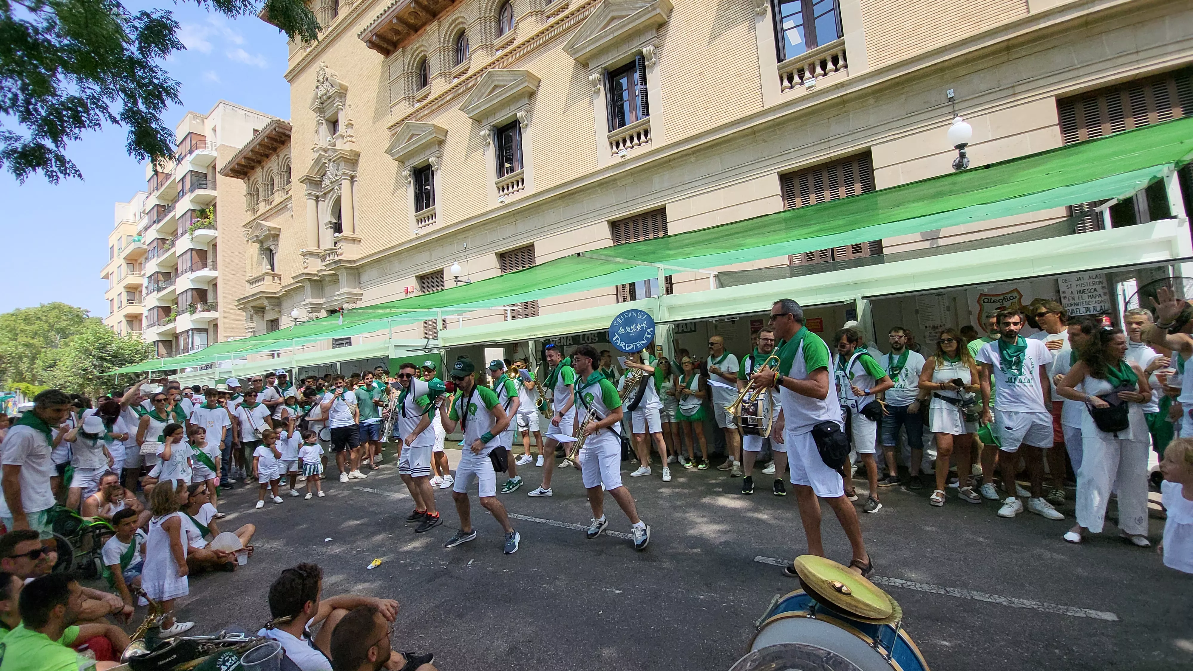 Encuentro de charangas de las peñas en la plaza de Navarra de Huesca. Foto Mercedes Manterola