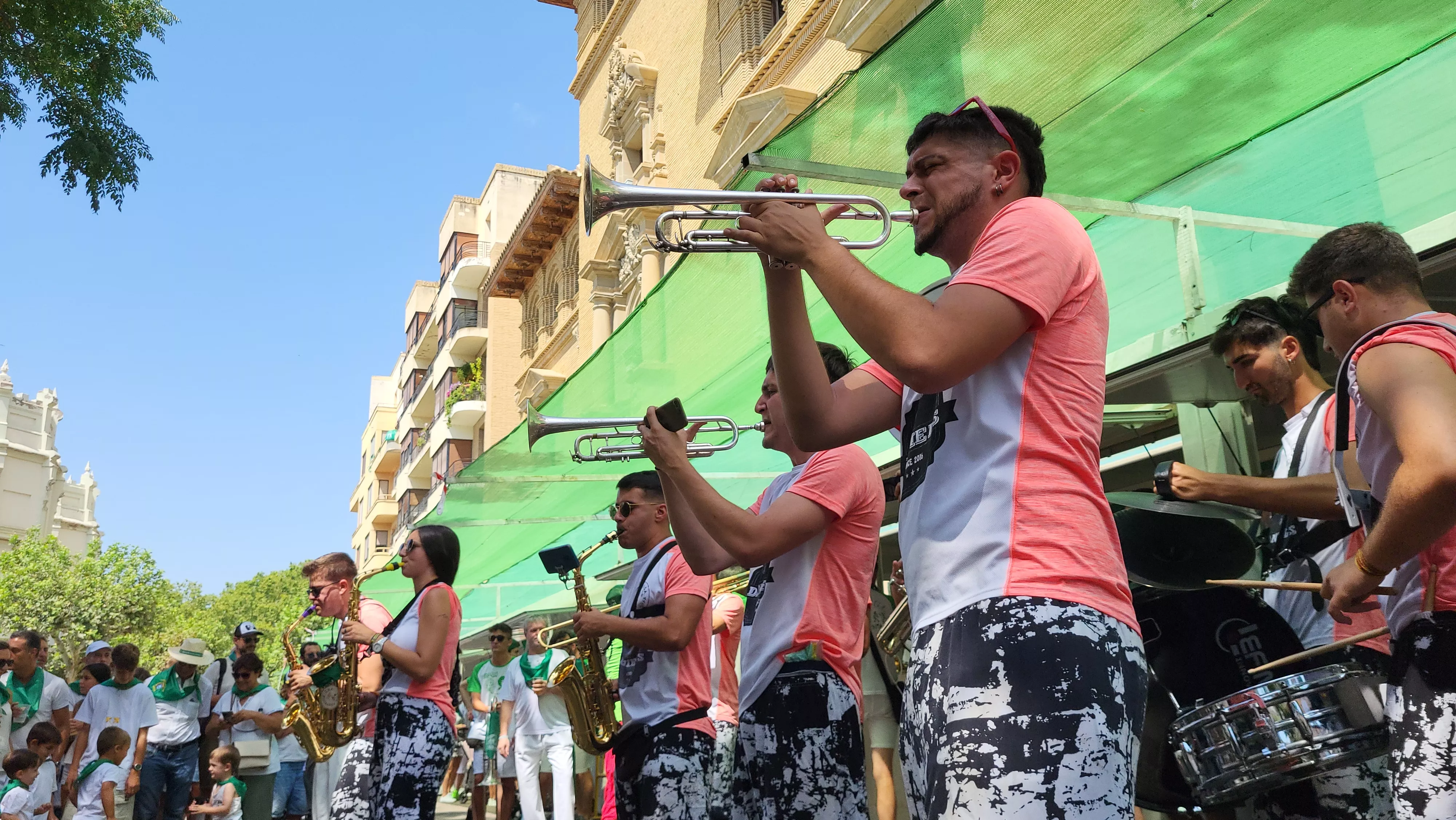 Encuentro de charangas de las peñas en la plaza de Navarra de Huesca. Foto Mercedes Manterola