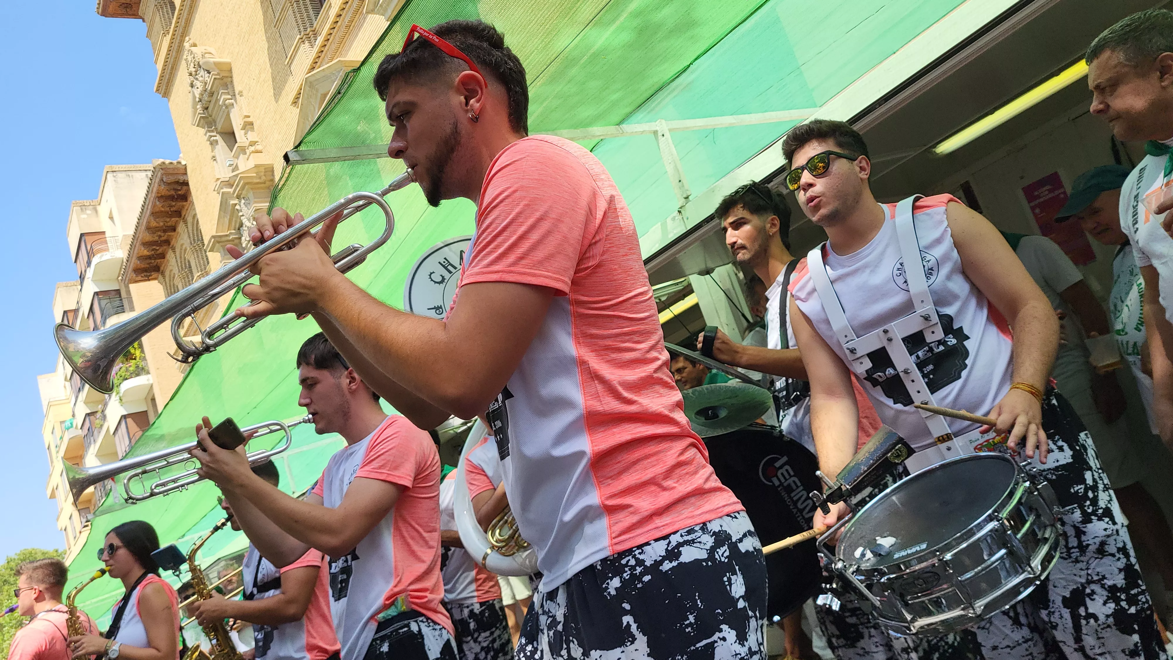 Encuentro de charangas de las peñas en la plaza de Navarra de Huesca. Foto Mercedes Manterola