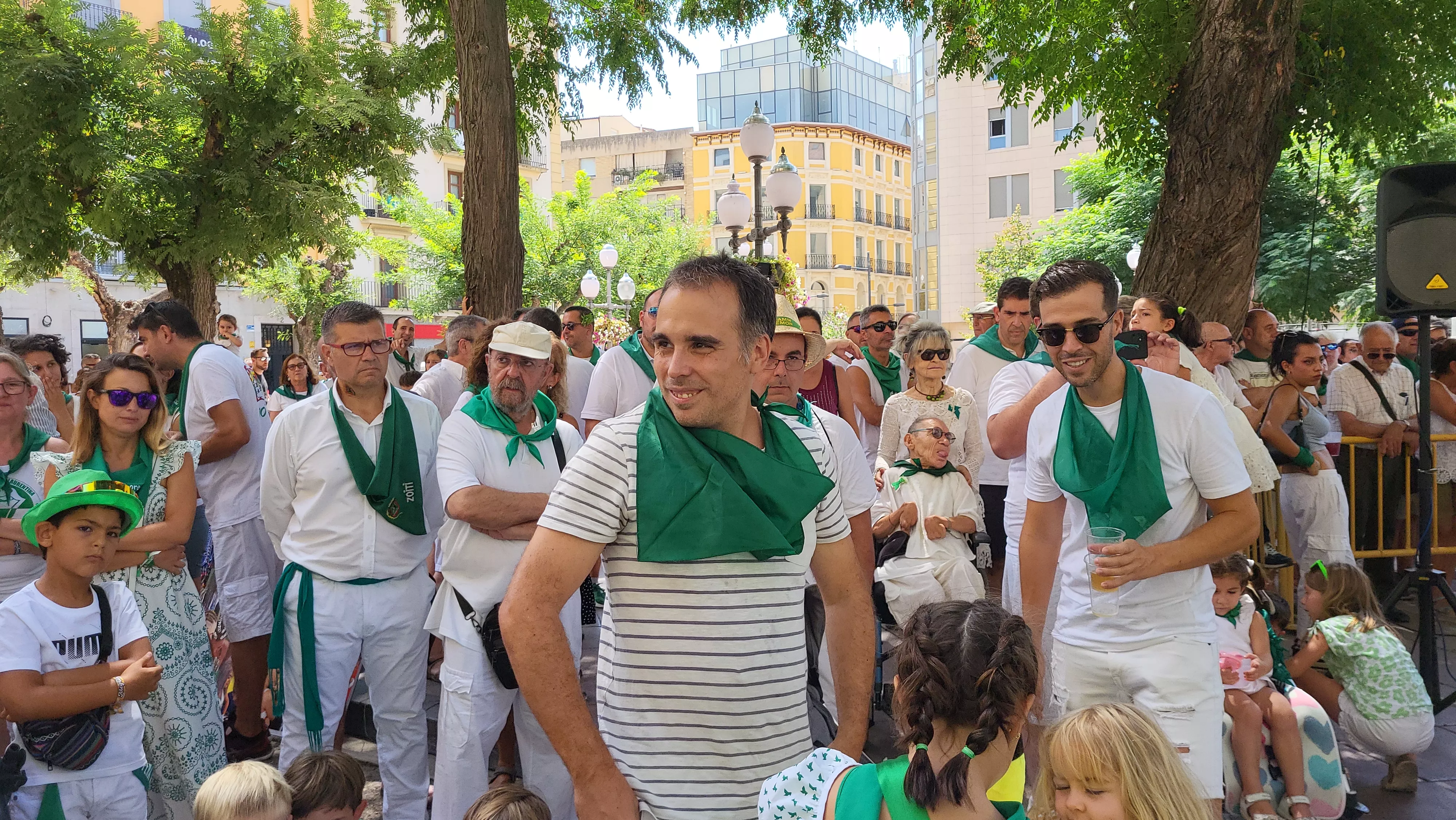 Encuentro de charangas de las peñas en la plaza de Navarra de Huesca. Foto Mercedes Manterola