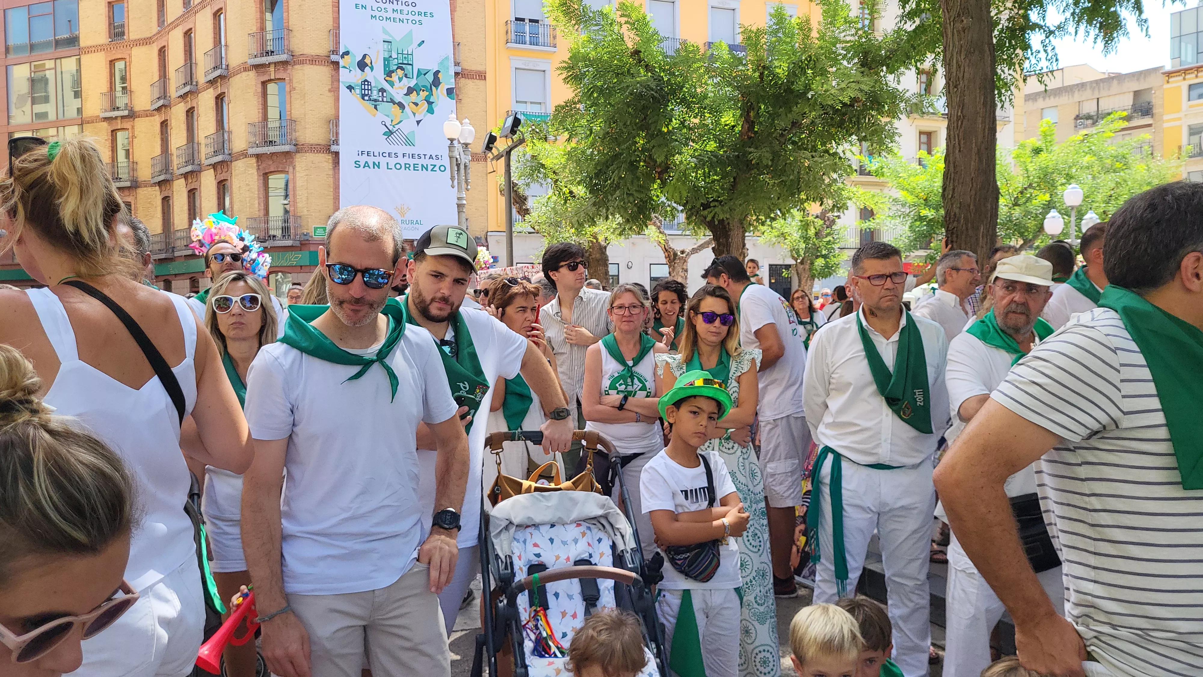 Encuentro de charangas de las peñas en la plaza de Navarra de Huesca. Foto Mercedes Manterola