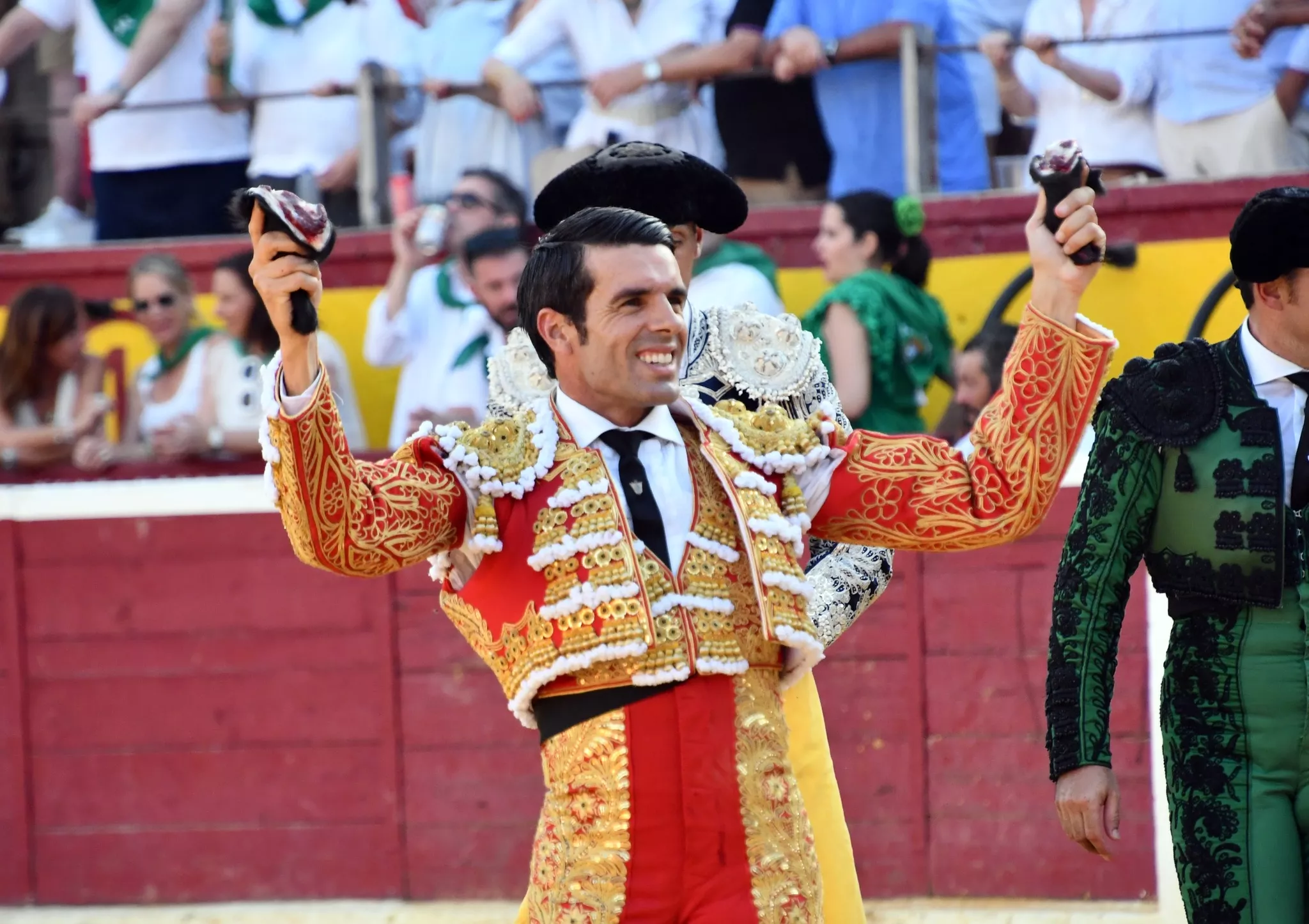 Emilio de Justo pase dos orejas en Huesca. Foto: Tauroemoción