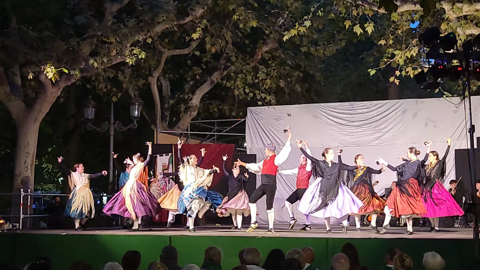 Actuación del Grupo San Lorenzo en el parque Miguel Servet