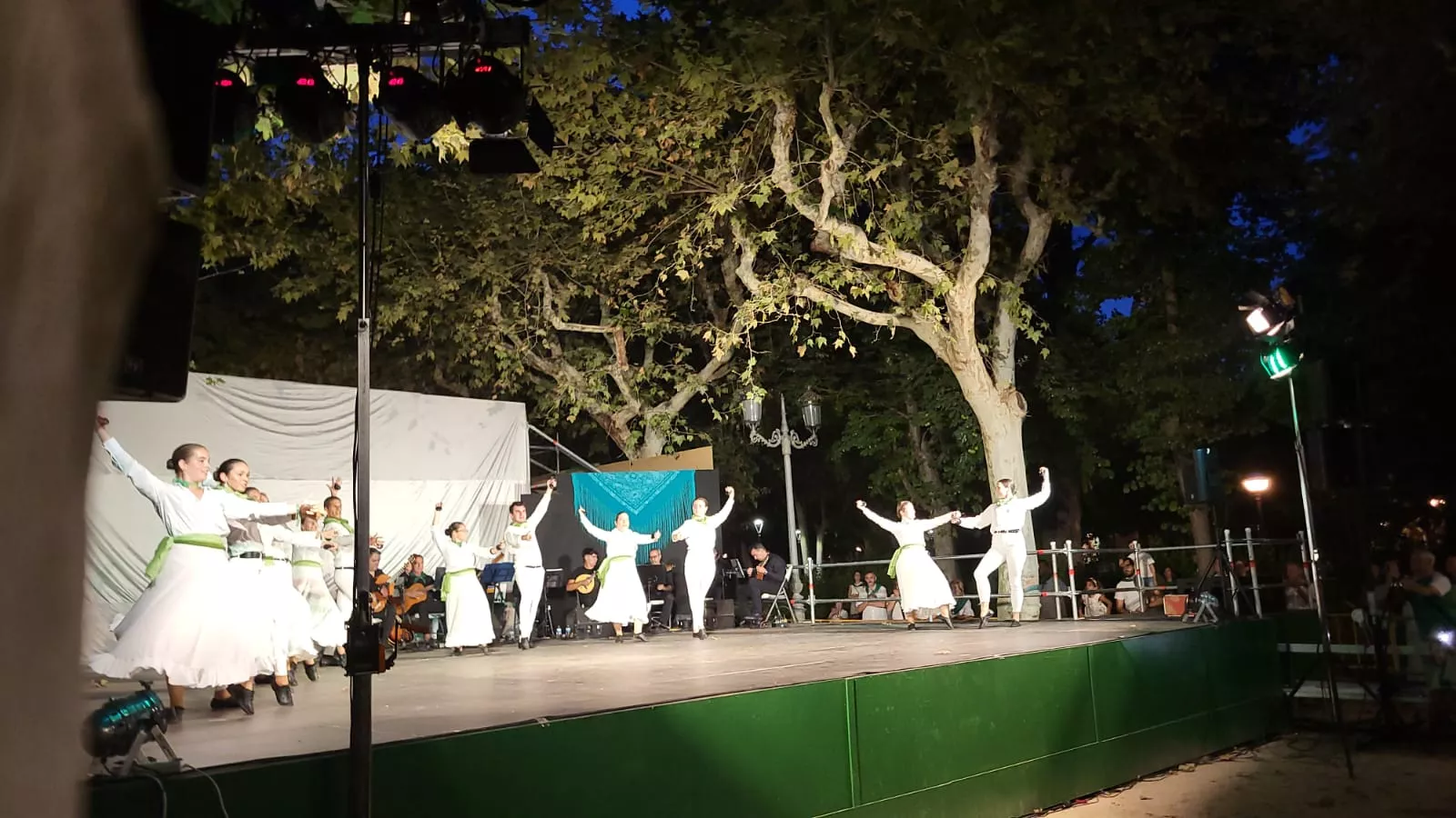 Actuación del Grupo San Lorenzo en el parque Miguel Servet