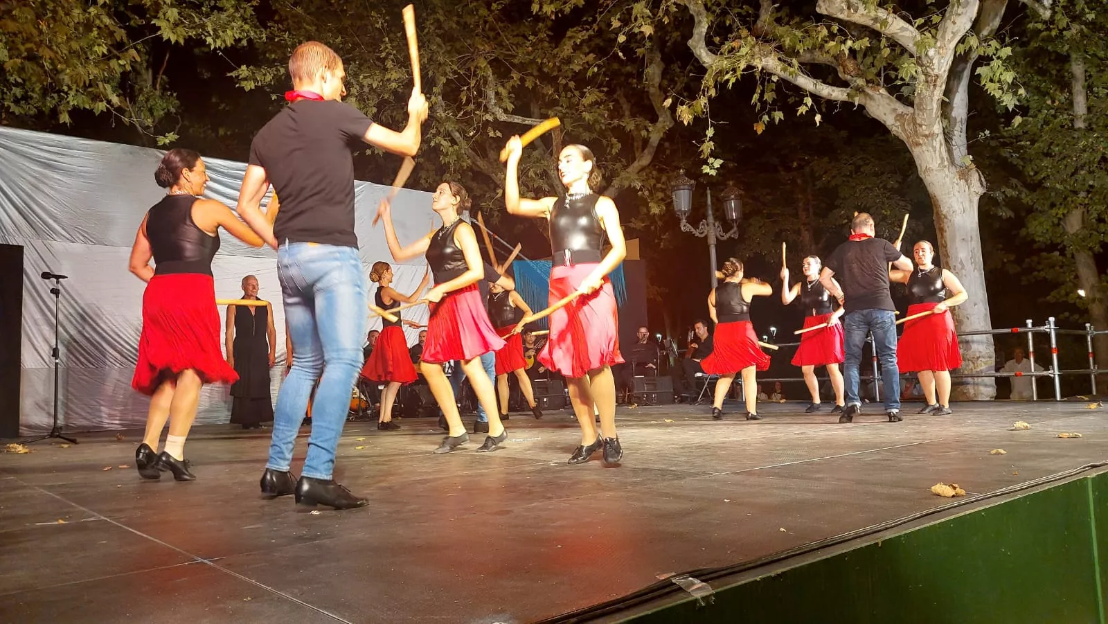 Actuación del Grupo San Lorenzo en el parque Miguel Servet