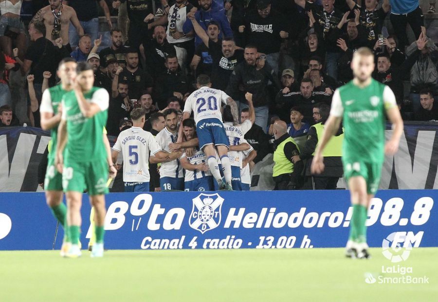 Los jugadores del CD Tenerife celebran el gol ante el Huesca. Foto: LaLiga