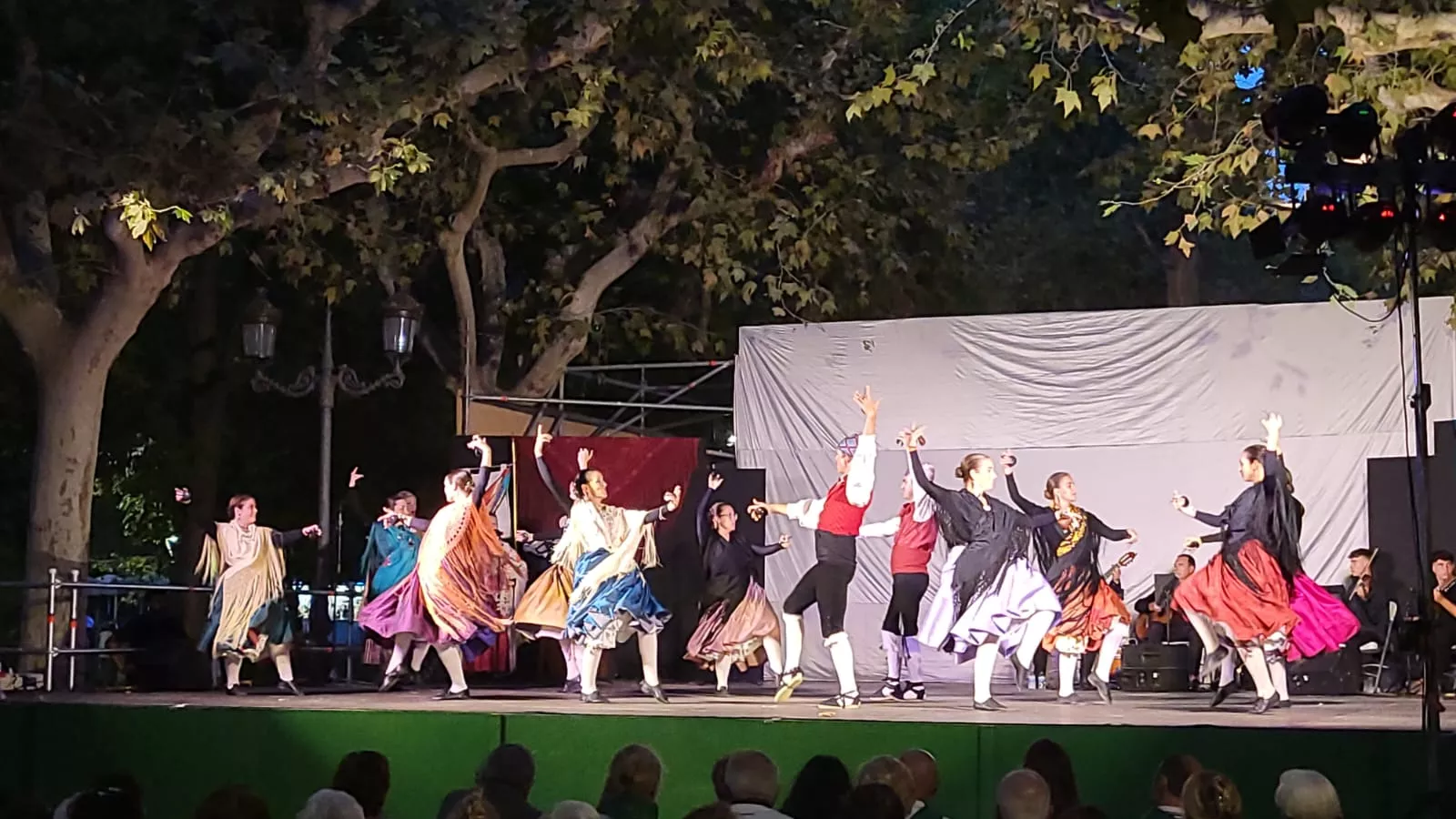 Actuación del Grupo San Lorenzo en el parque Miguel Servet