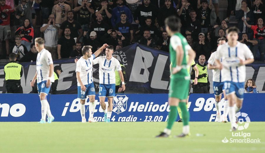 Gol del Tenerife que se adelanta al Huesca 1 0. Foto La Liga 