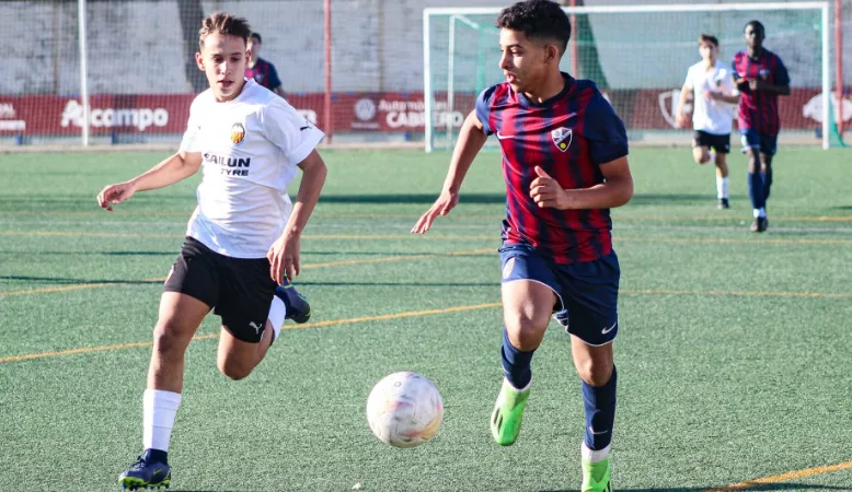Ismail El Aoud conduce un balón precisamente ante el Valencia en un torneo.