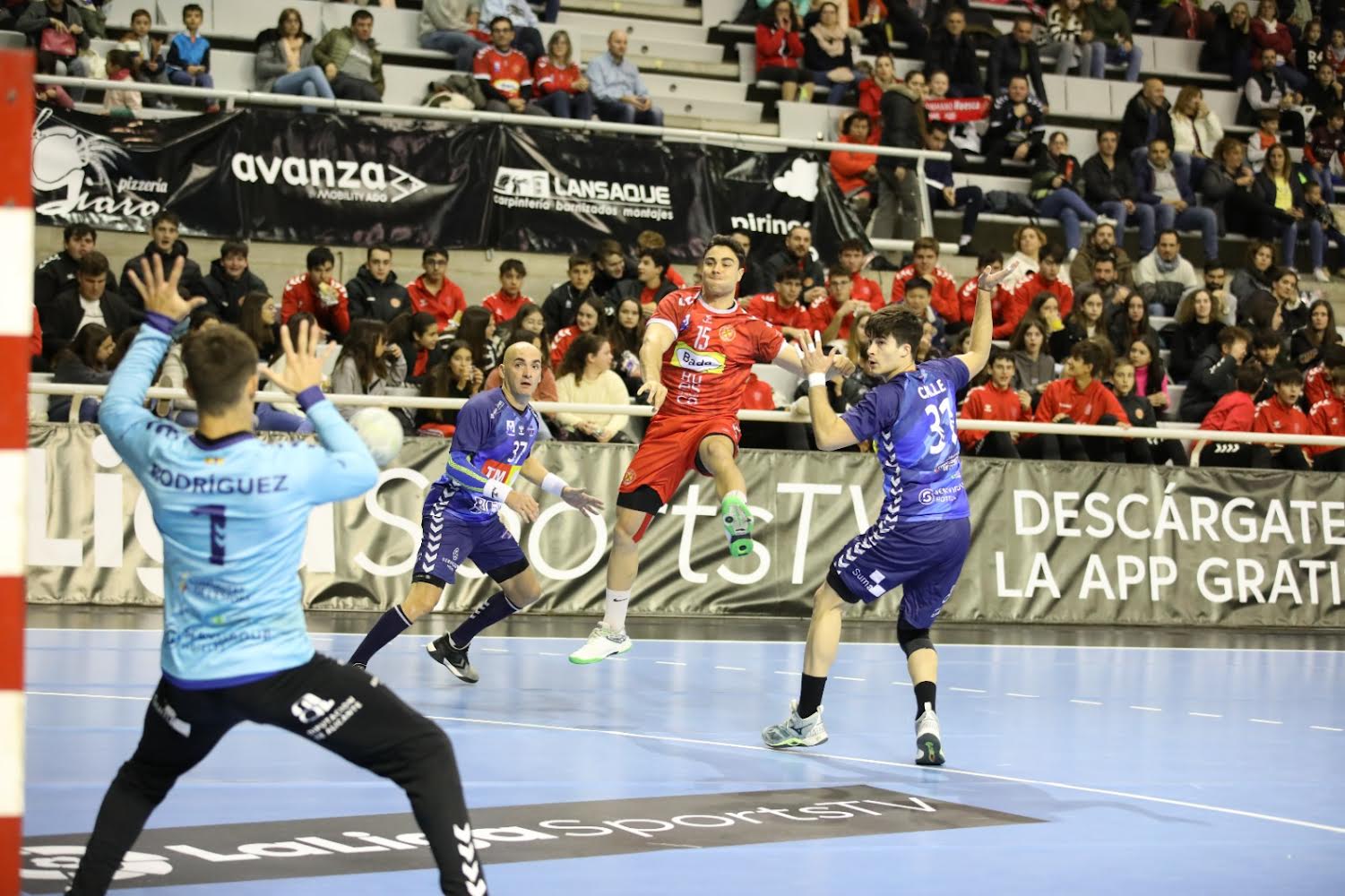Ignacio Suárez, jugador de Bada Huesca, se eleva y lanza a portería. Foto: Edwin Van’t Hek