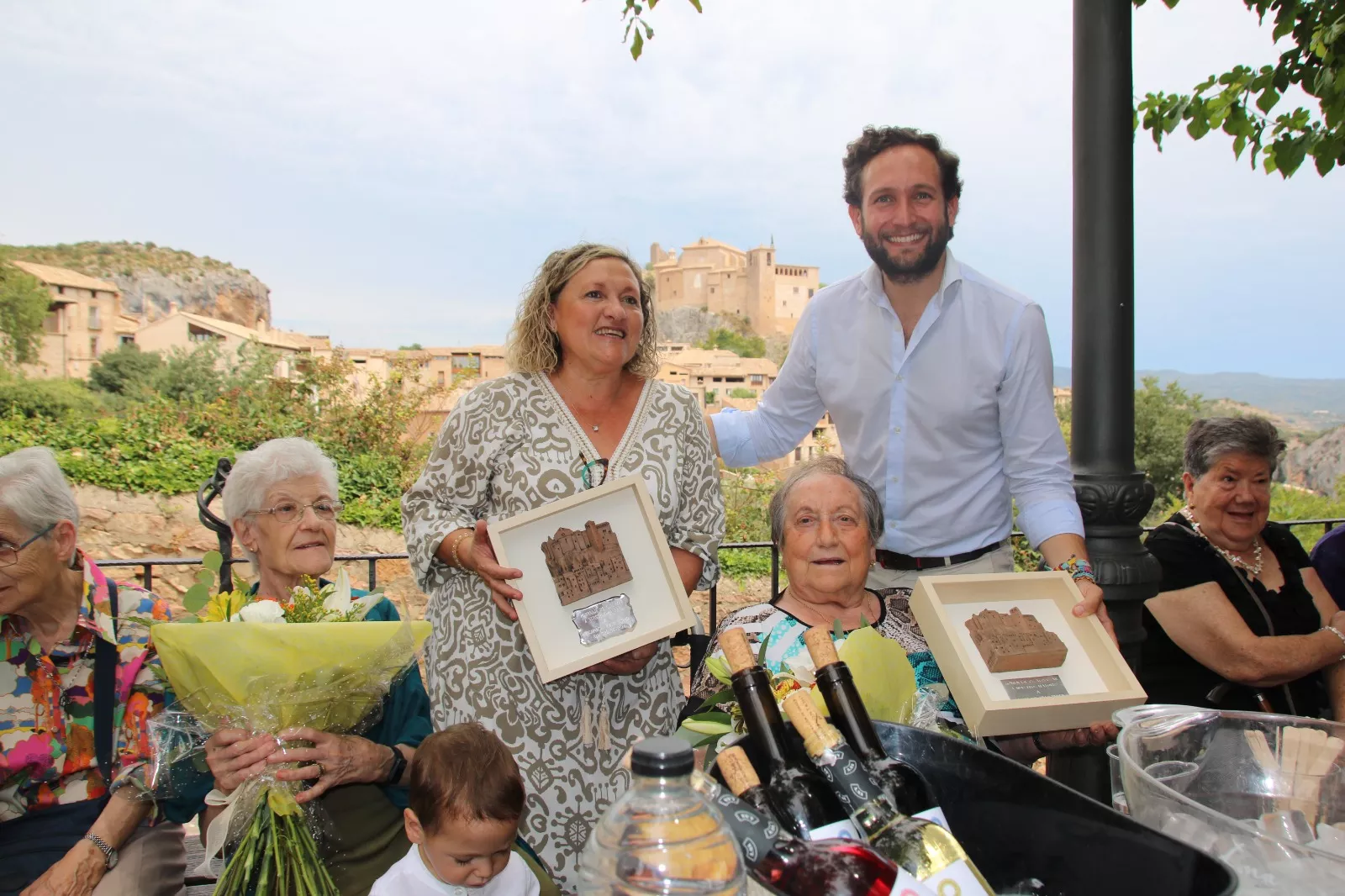 Ana Blasco e Isaac Claver, con varias de las mayores reconocidas