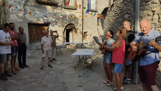 Varios vecinos se animan con una jota para inaugurar la calle