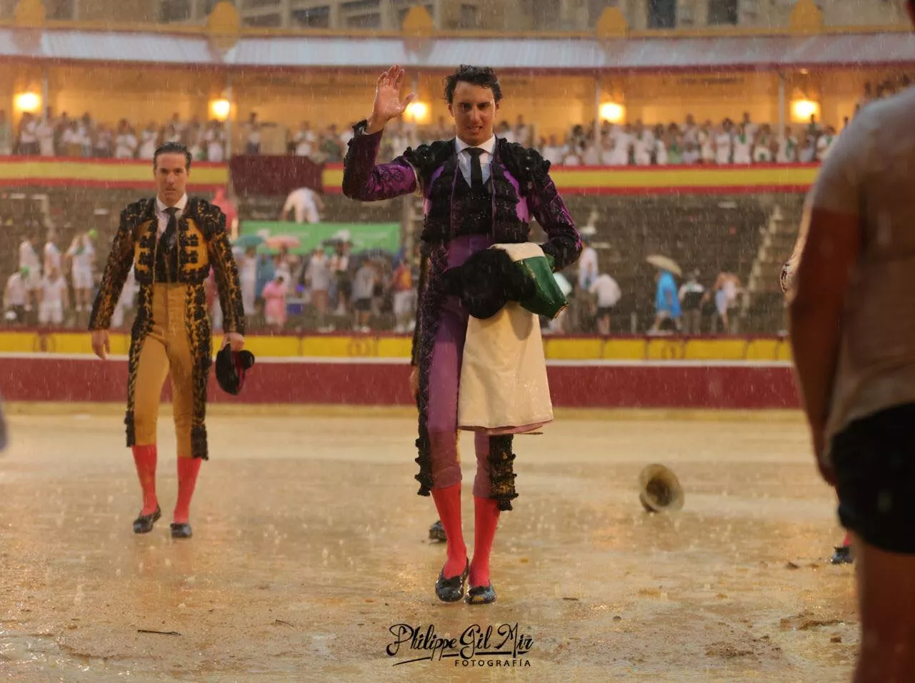 Roca Rey se marcha tras cortar dos orejas bajo un aguacero en Huesca. Foto: Philippe Gil