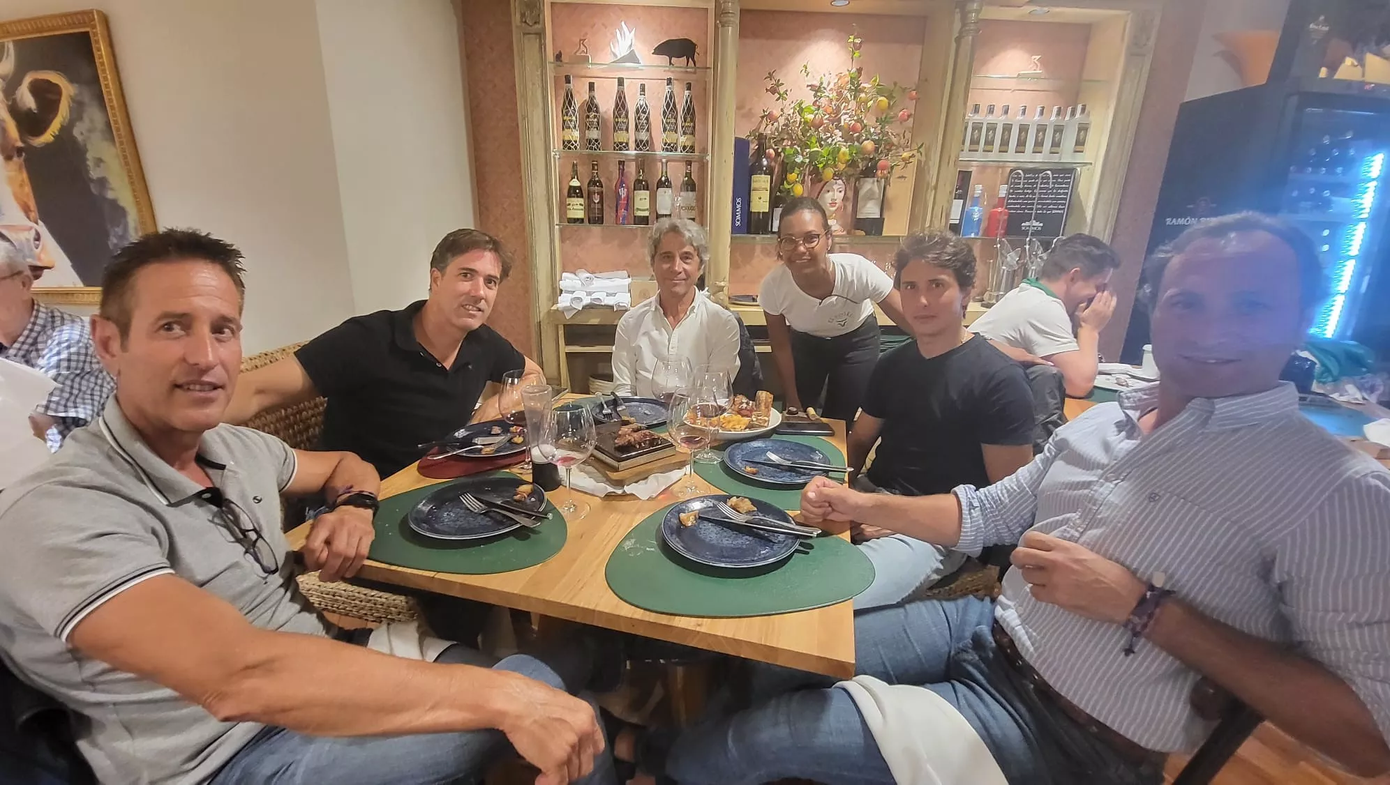 Andrés Roca Rey y Roberto Domínguez, con Karen en medio