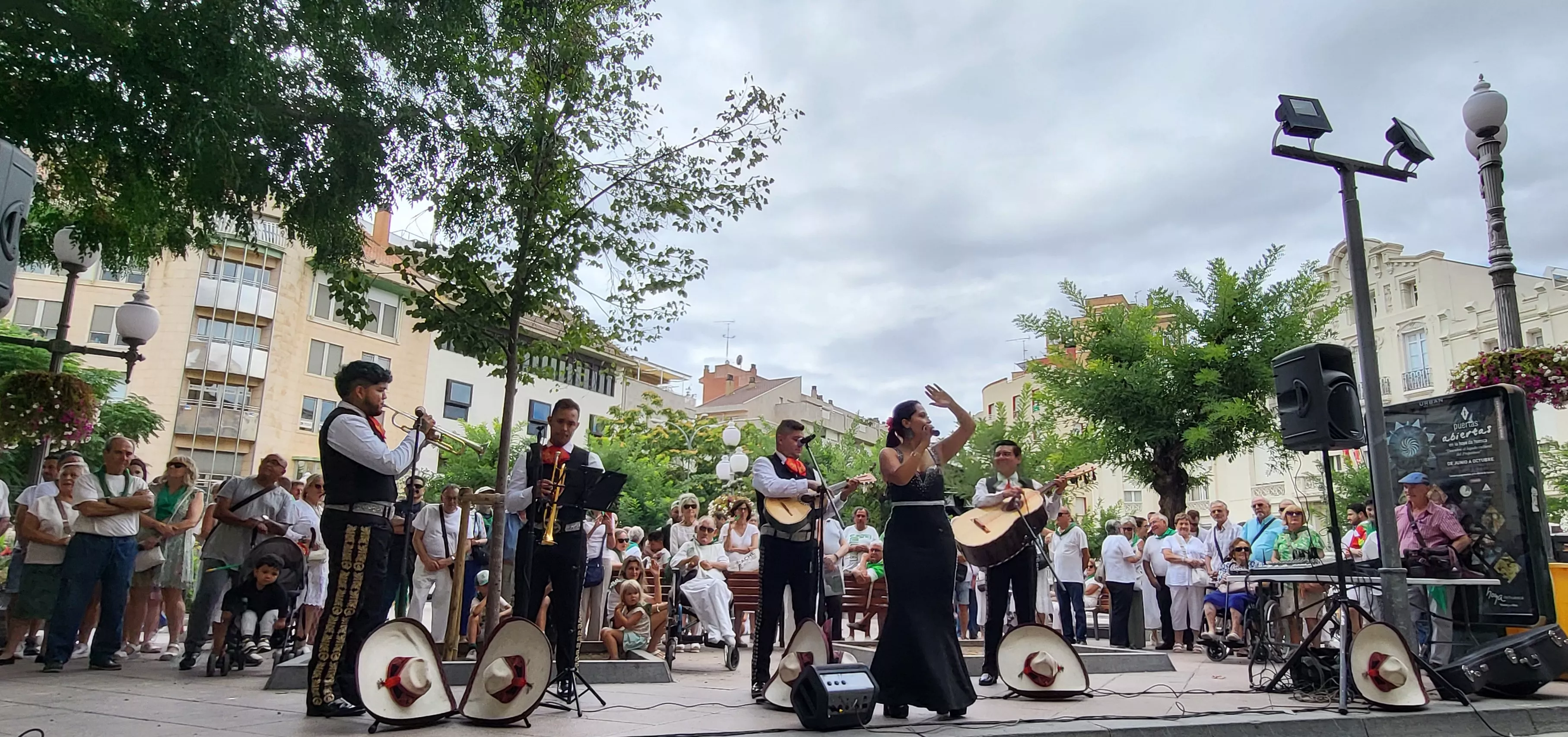 Actuación de Mariachi Acapulco en las Mañanas Peñistas de San Lorenzo. Foto Mercedes Manterola