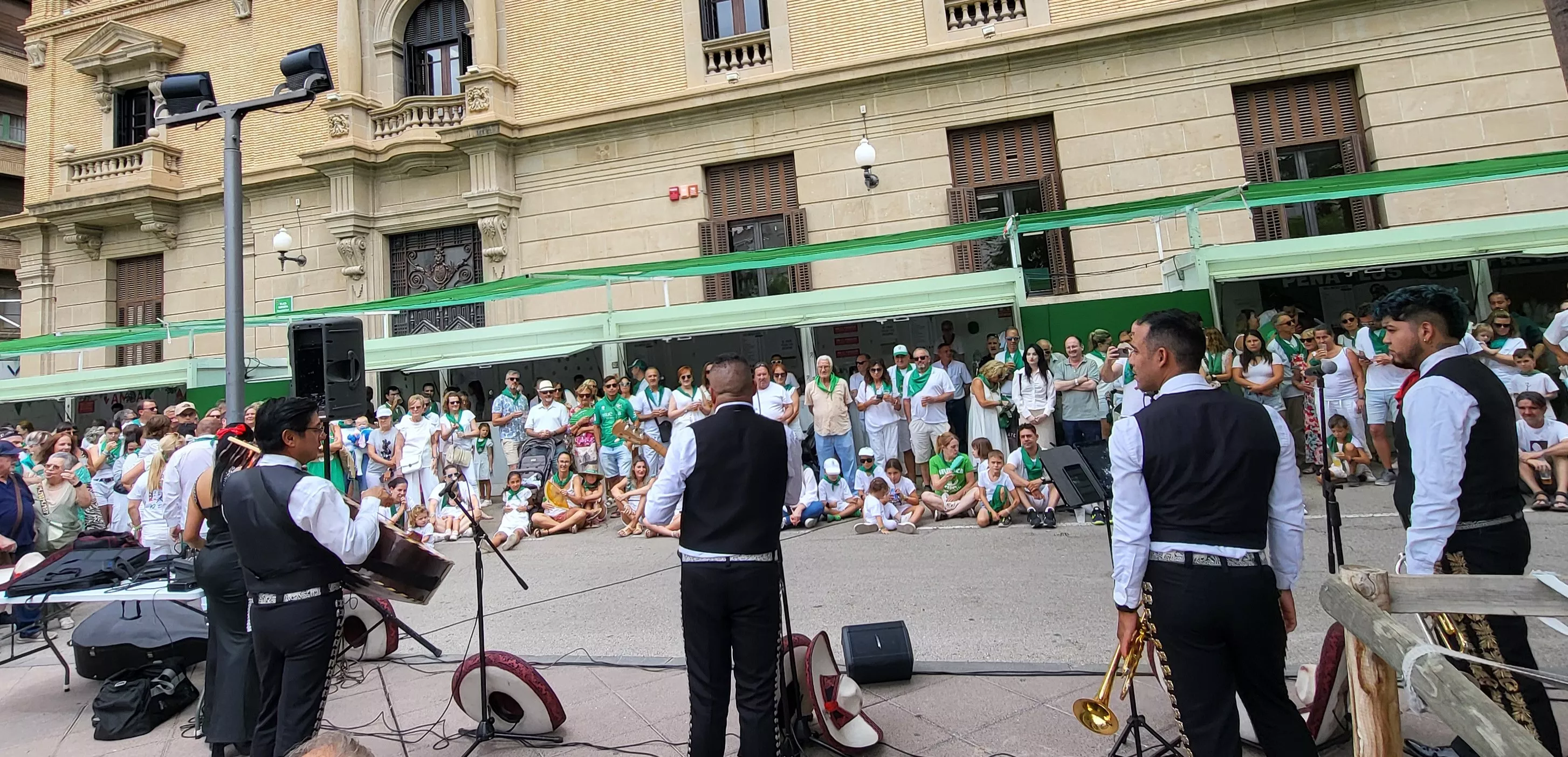 Actuación de Mariachi Acapulco en las Mañanas Peñistas de San Lorenzo. Foto Mercedes Manterola