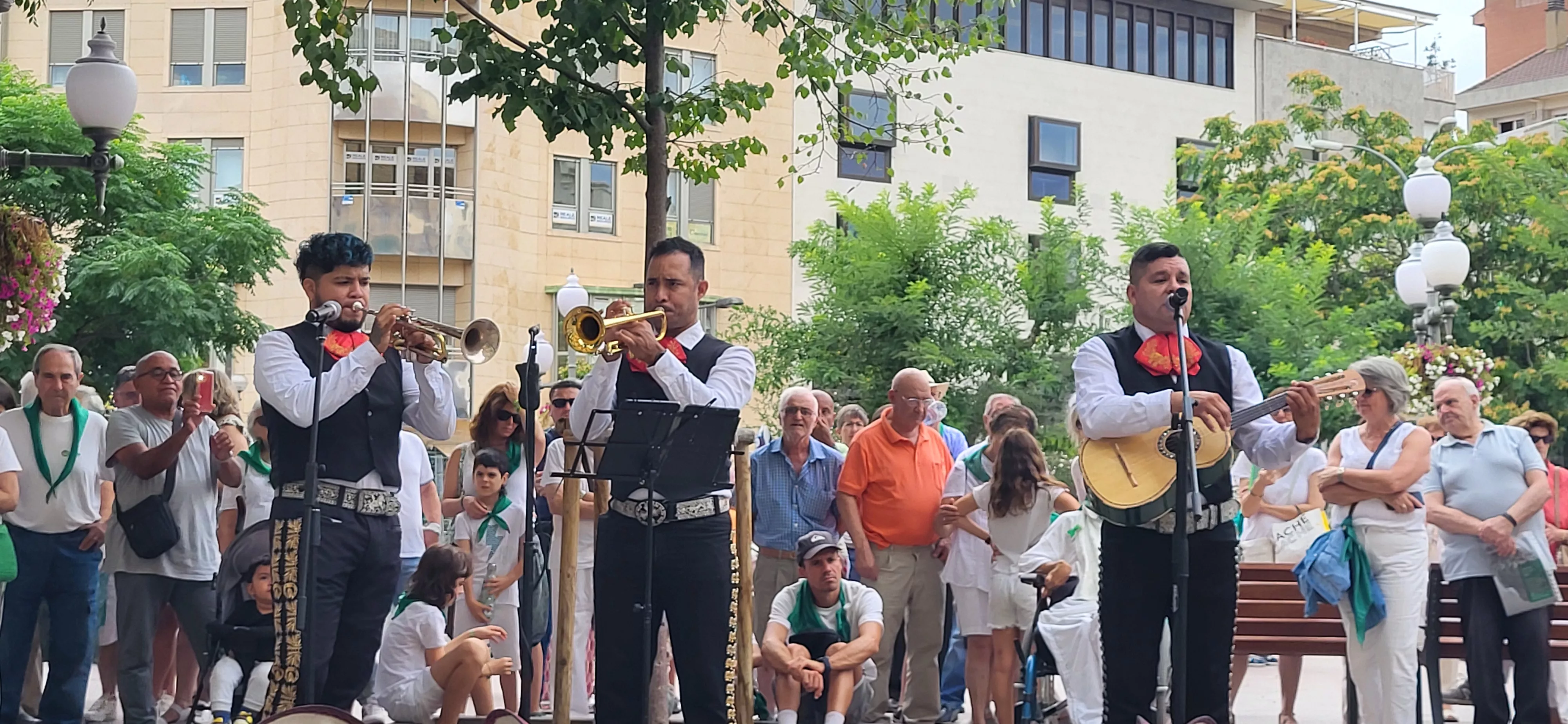 Actuación de Mariachi Acapulco en las Mañanas Peñistas de San Lorenzo. Foto Mercedes Manterola