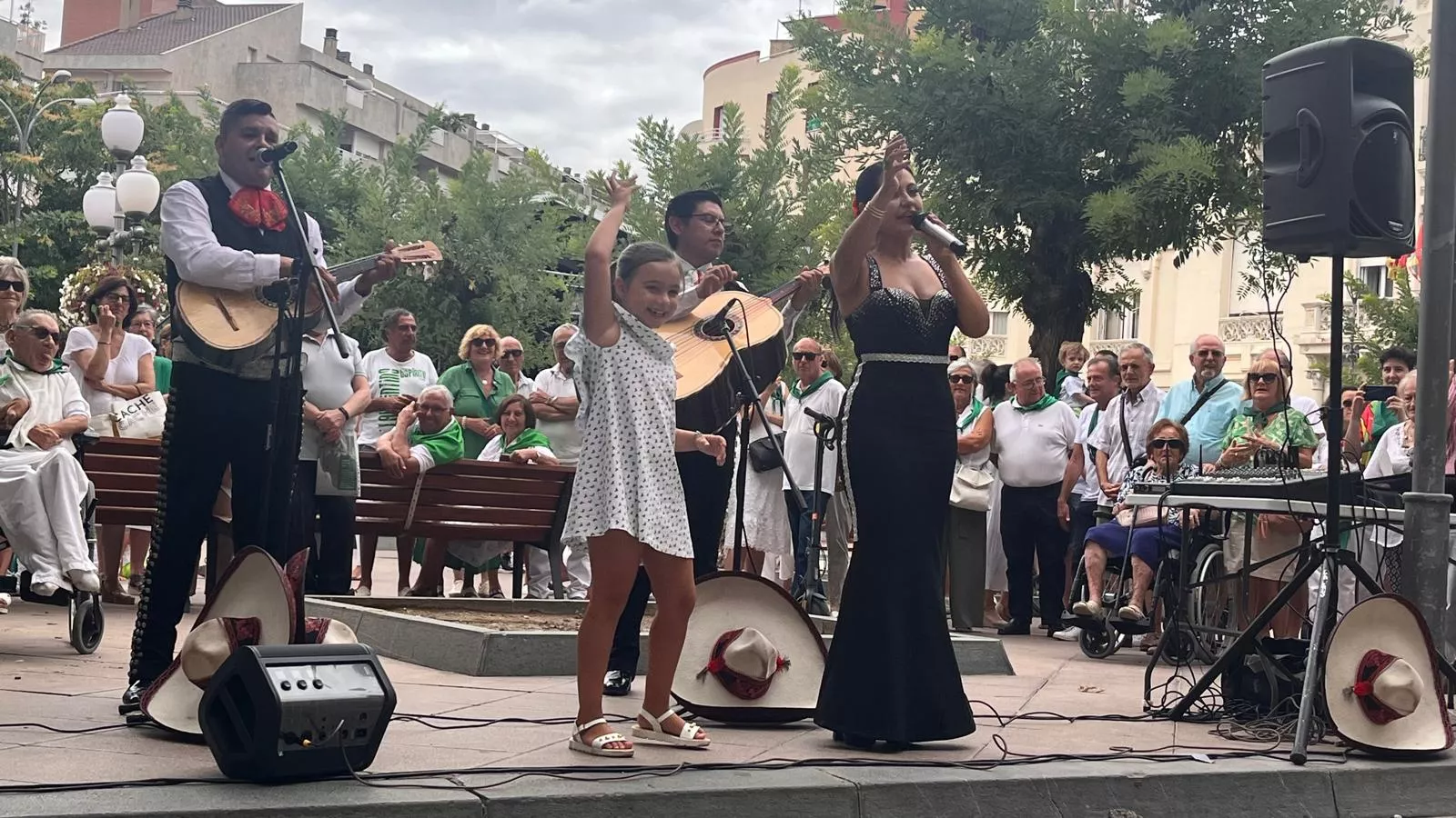 Huesca suena a rancheras. Actuación de Mariachi Acapulco en las Mañanas Peñistas de San Lorenzo. Foto Mercedes Manterola