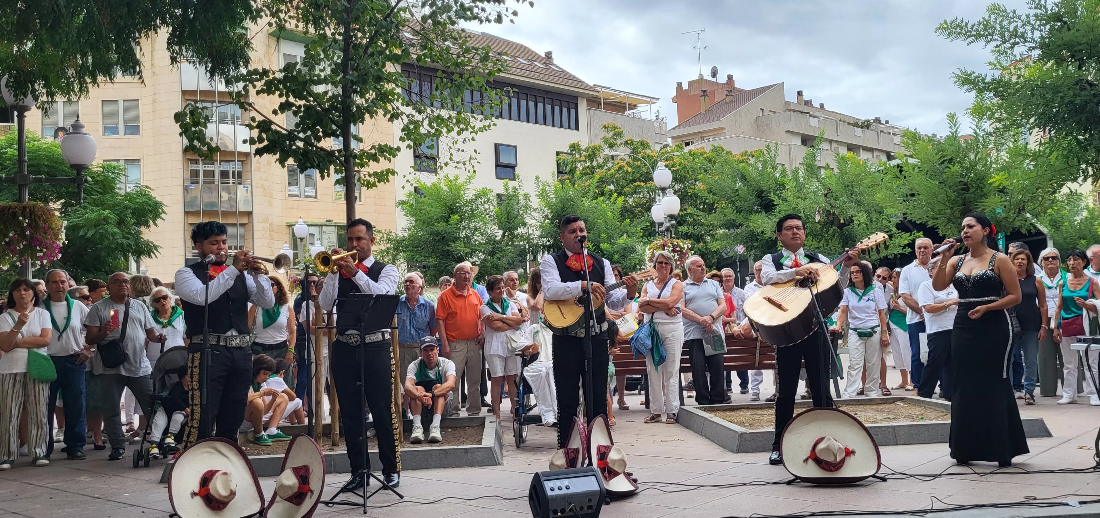 Actuación de Mariachi Acapulco en las Mañanas Peñistas de San Lorenzo. Foto Mercedes Manterola