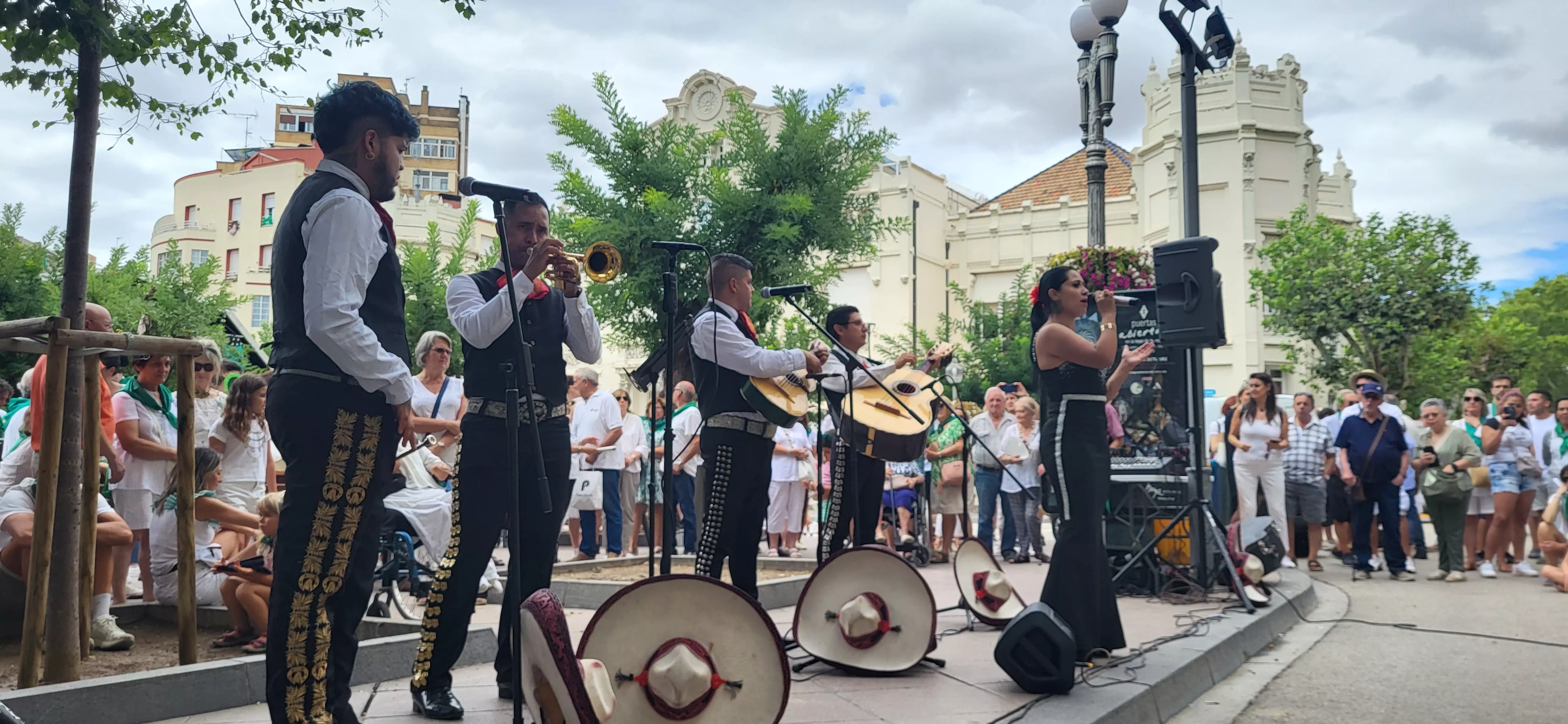 Actuación de Mariachi Acapulco en las Mañanas Peñistas de San Lorenzo. Foto Mercedes Manterola