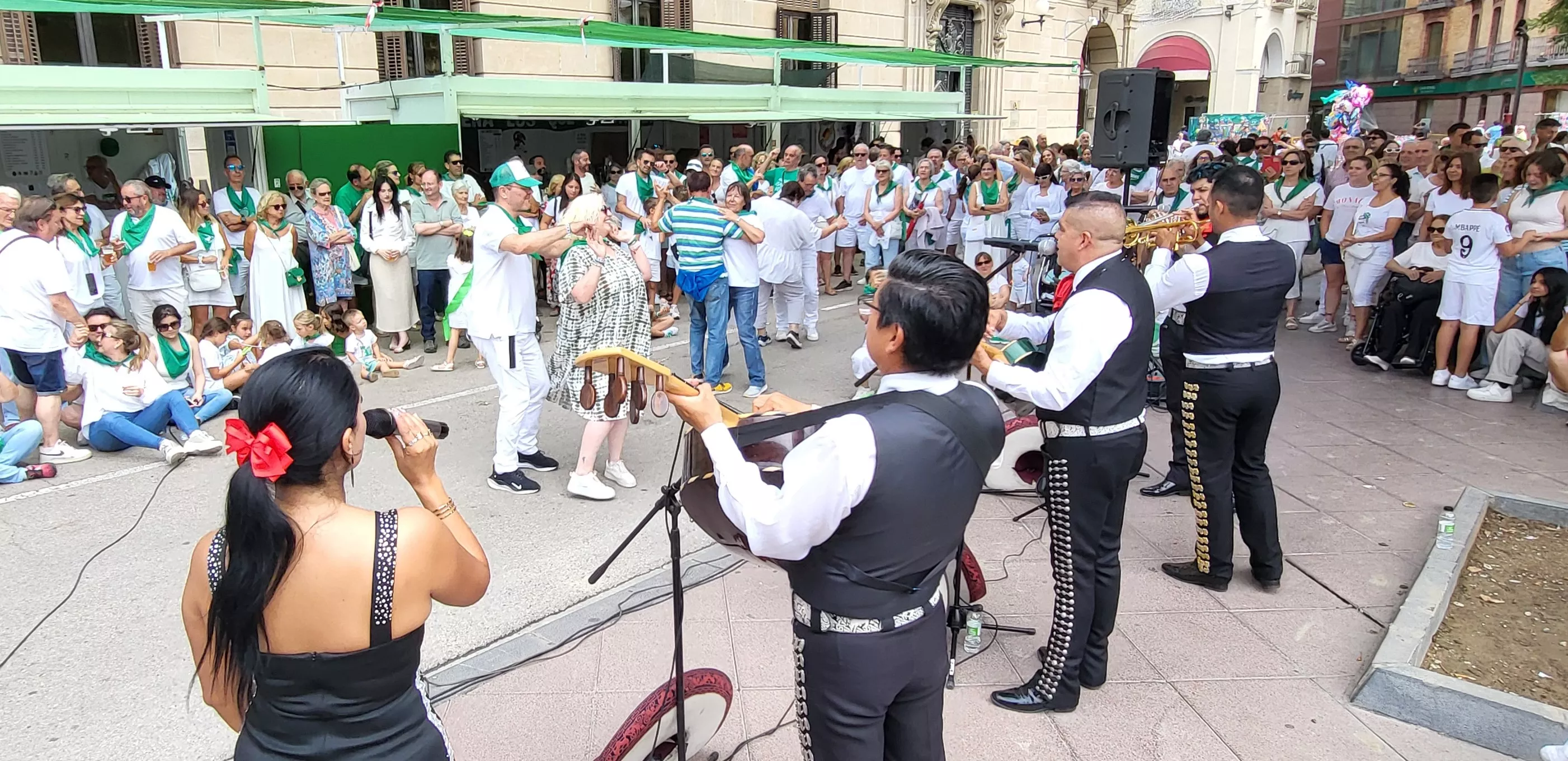 Actuación de Mariachi Acapulco en las Mañanas Peñistas de San Lorenzo. Foto Mercedes Manterola