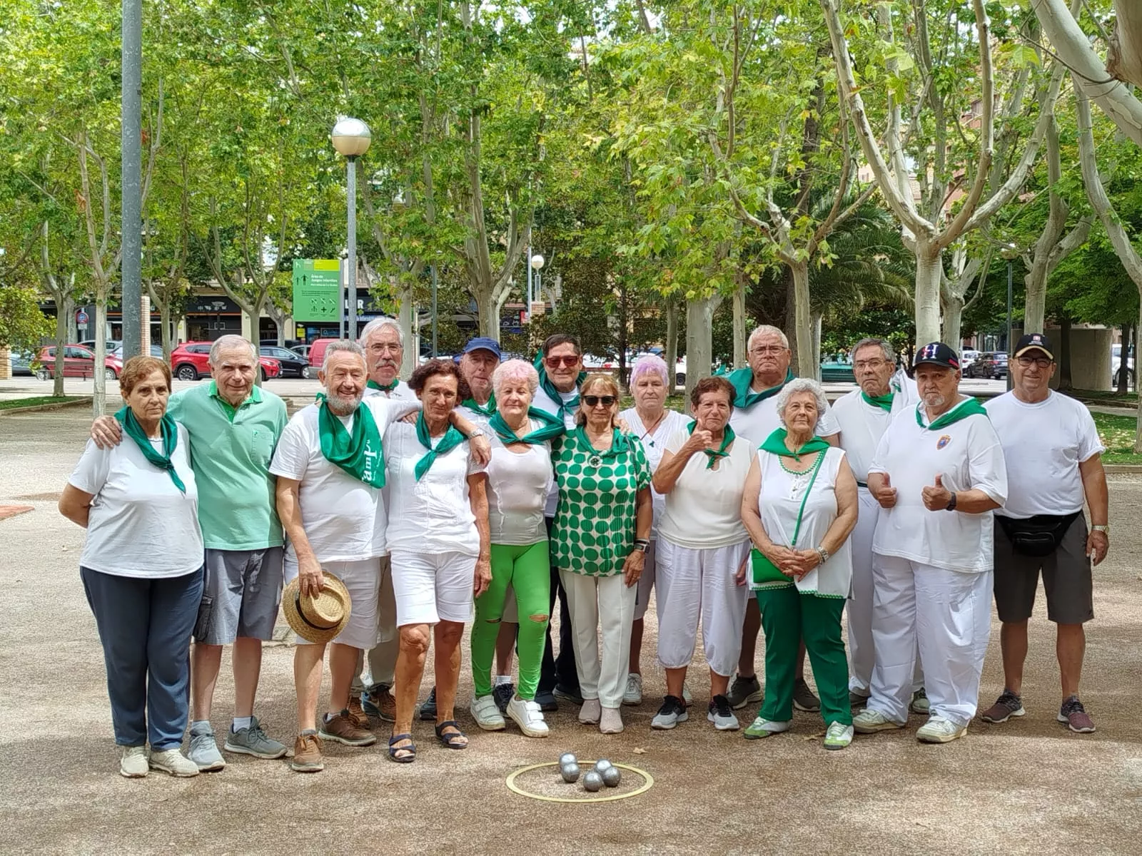 Los participantes en el torneo de petanca.