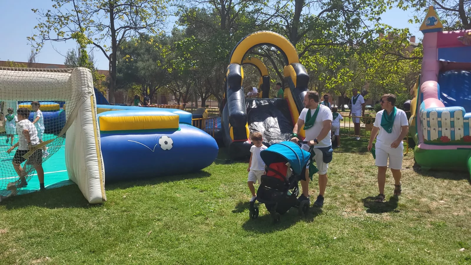 Hinchables en San Lorenzo en el parque de Los Olivos