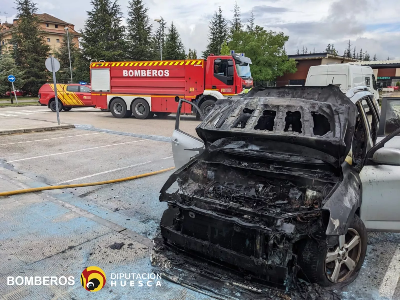 Vehículo en el que los bomberos han extinguido el fuego en un centro comercial en Jaca Vehículo en el que los bomberos han extinguido el fuego en un centro comercial en Jaca