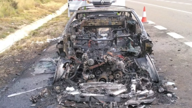 Vehículo incendiado y apagado por los bomberos del Speis en Fanlillo Vehículo incendiado y apagado por los bomberos del Speis en Fanlillo