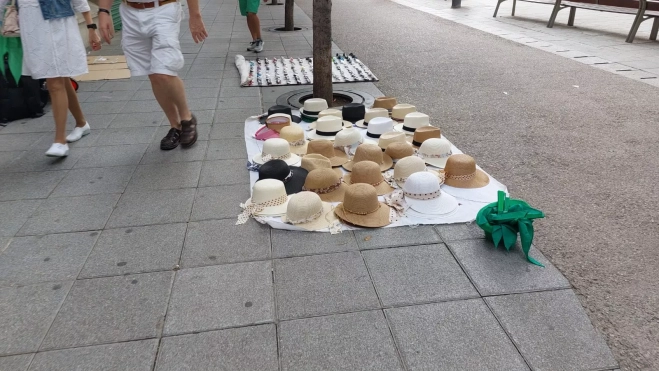 Dos puestos de manteros en San Lorenzo