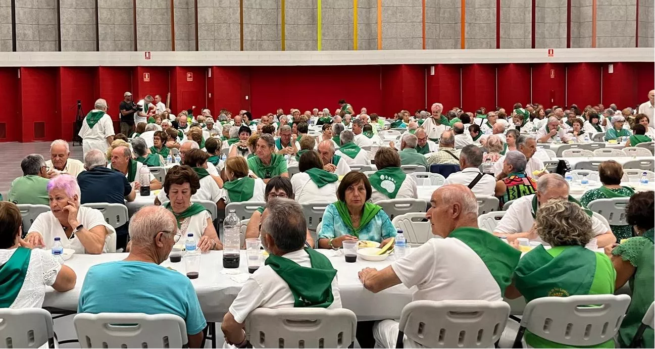 Homenaje a los mayores en las fiestas de San Lorenzo. Foto Mercedes Manterola