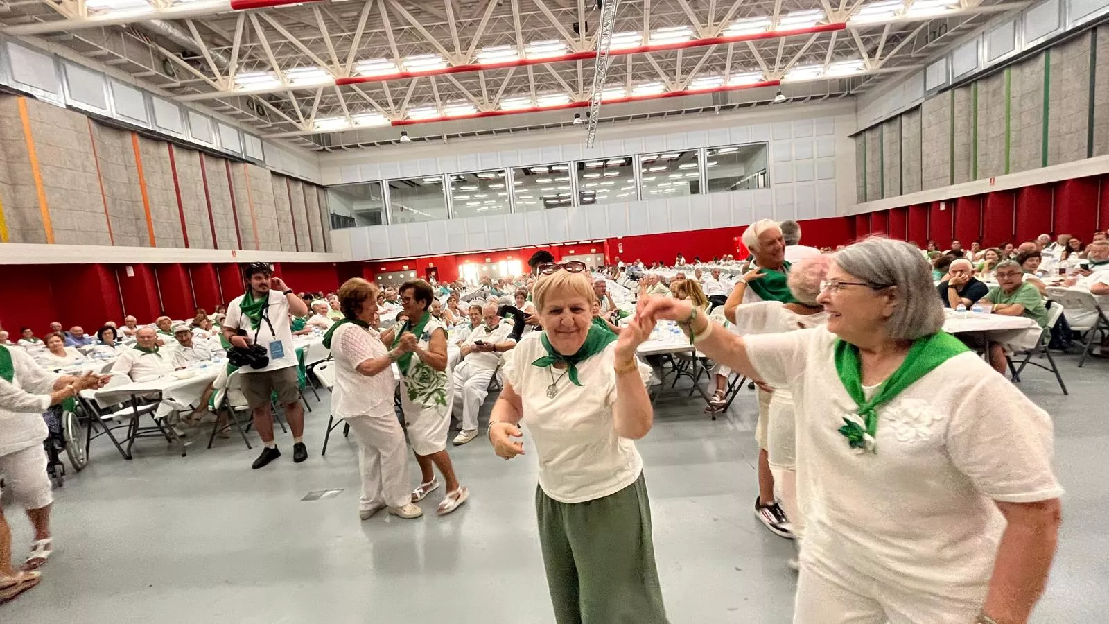 Homenaje a los mayores en las fiestas de San Lorenzo. Foto Mercedes Manterola