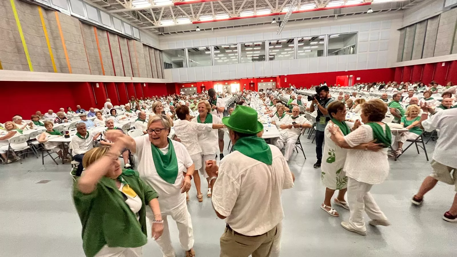 Homenaje a los mayores en las fiestas de San Lorenzo. Foto Mercedes Manterola