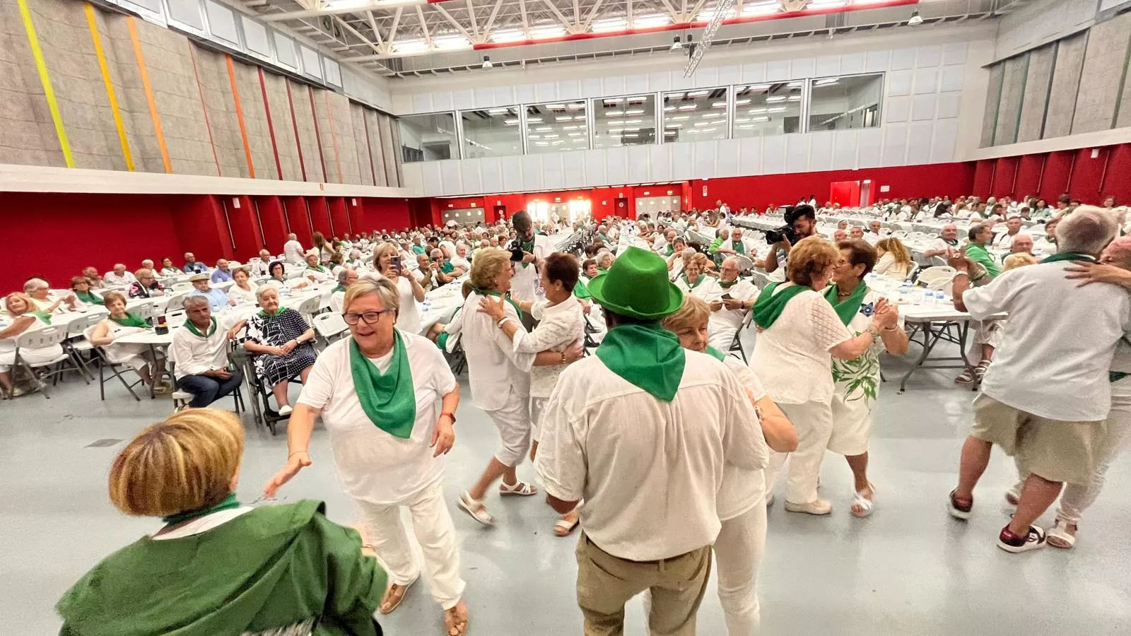 Homenaje a los mayores en las fiestas de San Lorenzo. Foto Mercedes Manterola