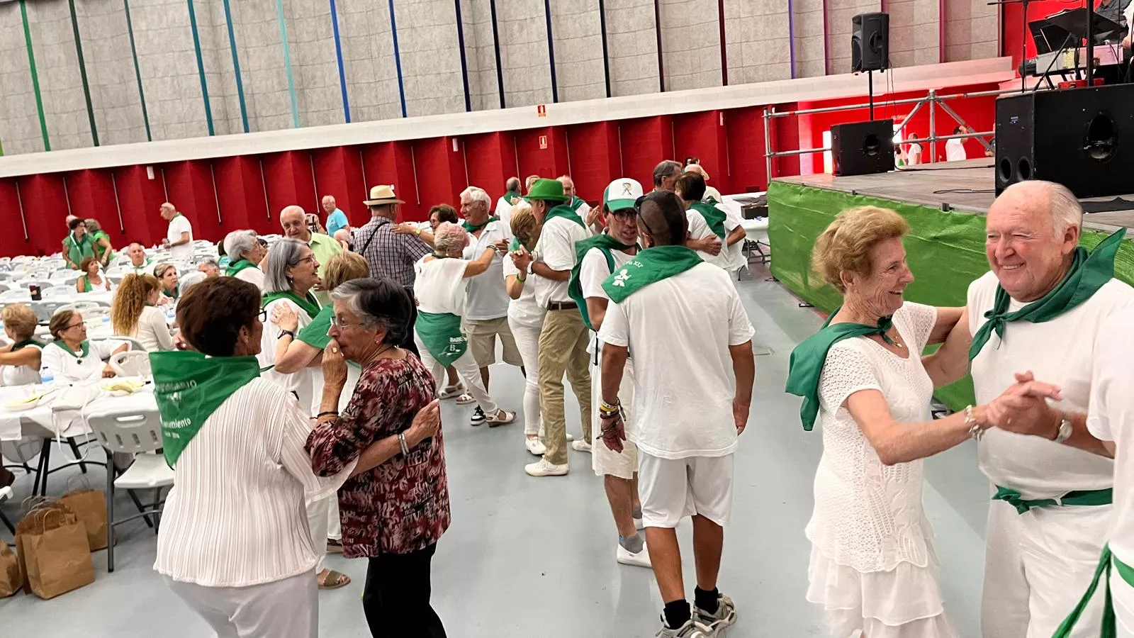 Homenaje a los mayores en las fiestas de San Lorenzo. Foto Mercedes Manterola