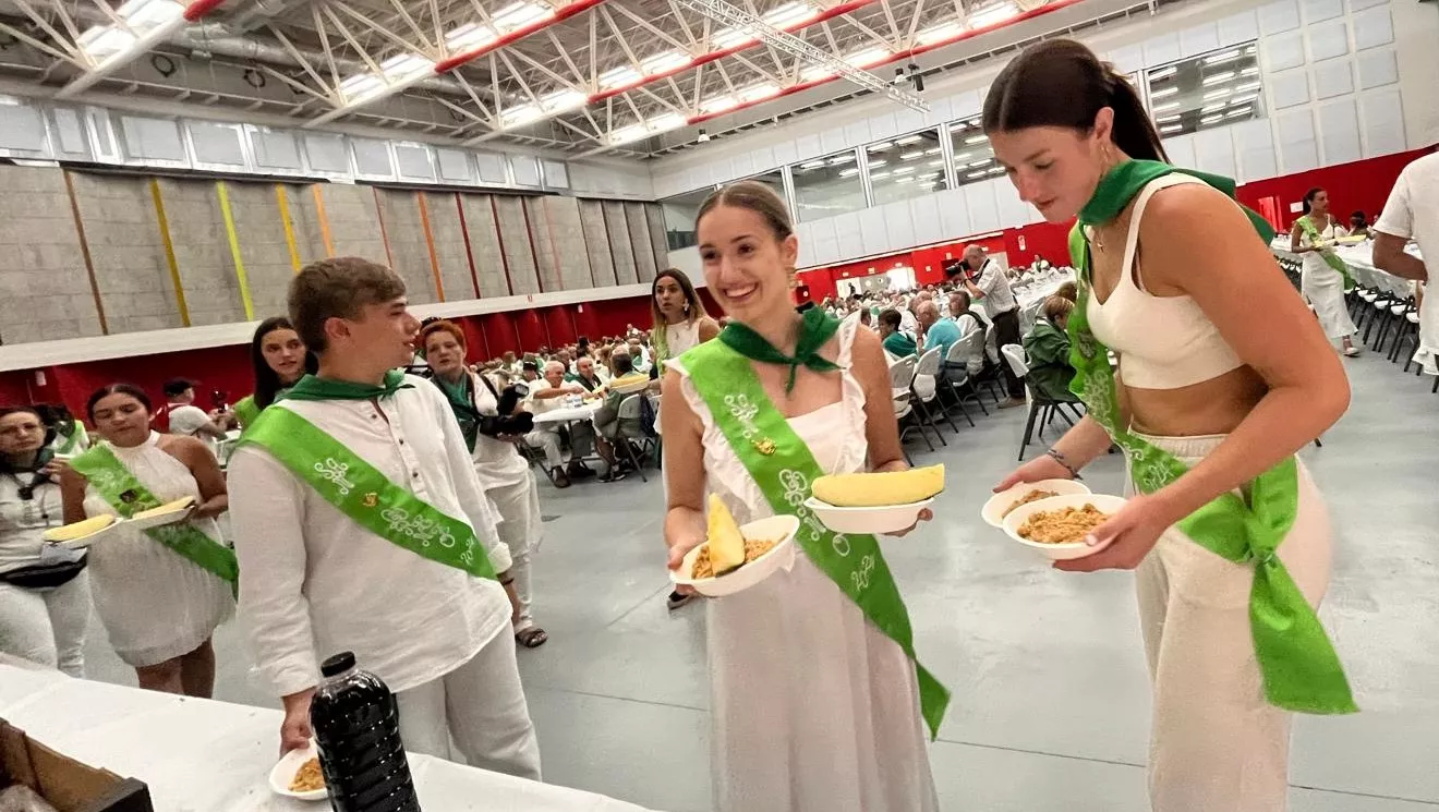 Homenaje a los mayores en las fiestas de San Lorenzo. Foto Mercedes Manterola